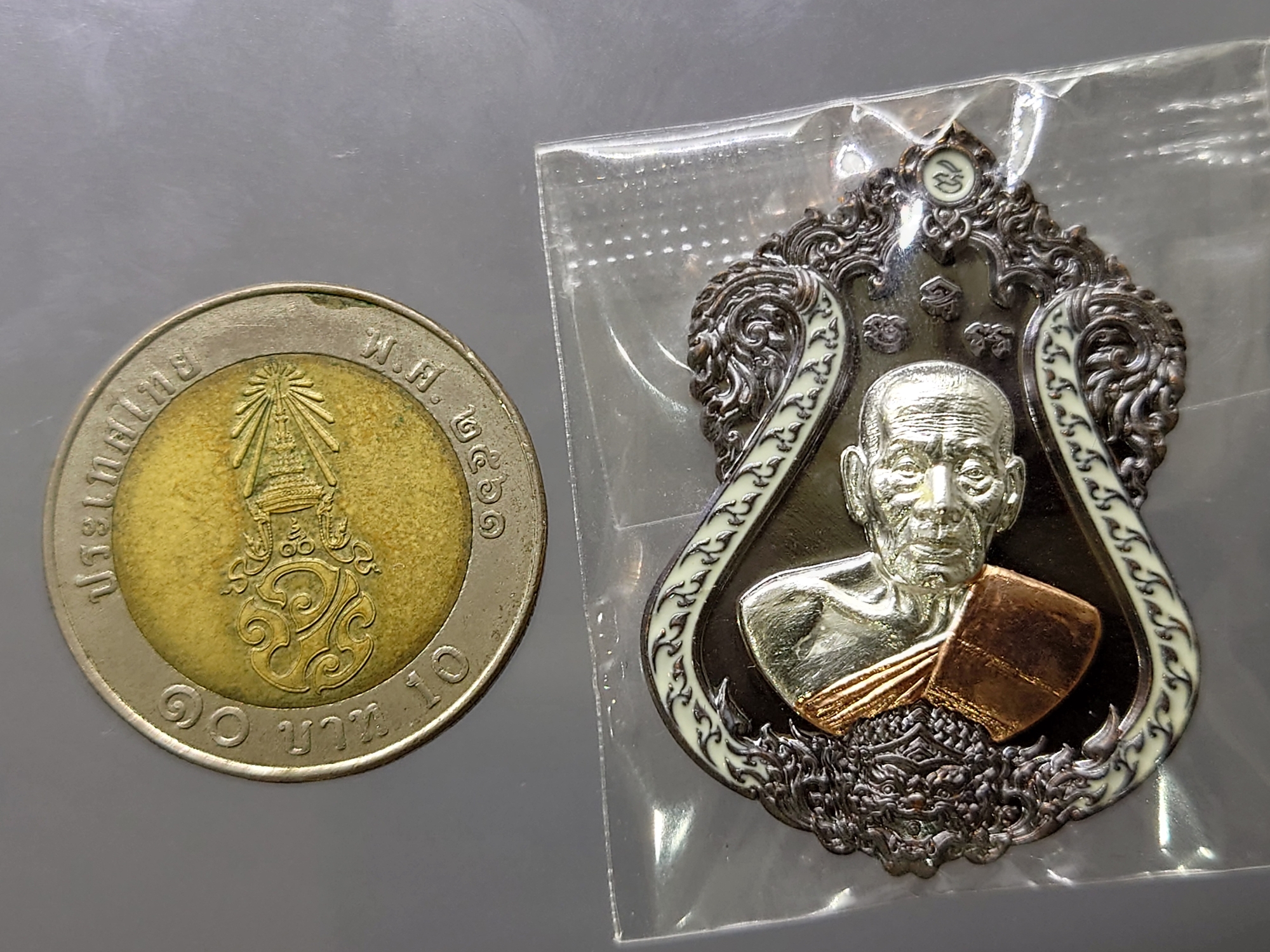 เหรียญหลวงพ่อพัฒน์ วัดห้วยด้วน รุ่นเพชรสี่แคว เนื้อทองแดงมันปู ลงยาขอบขาว กน้ากากเงิน โคท 1694 ซองซีลเดิม ไม่แกะ