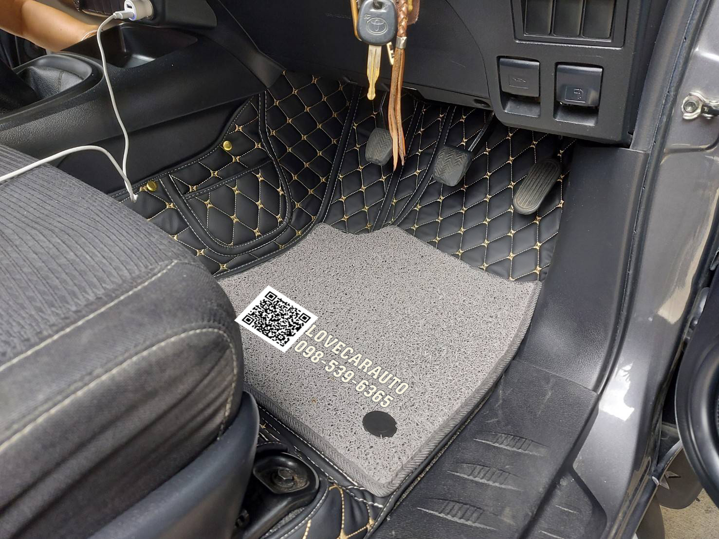 พรมรถยนต์ 7D Toyota RevoCab สีดำด้ายทอง +ไวนิลเทา