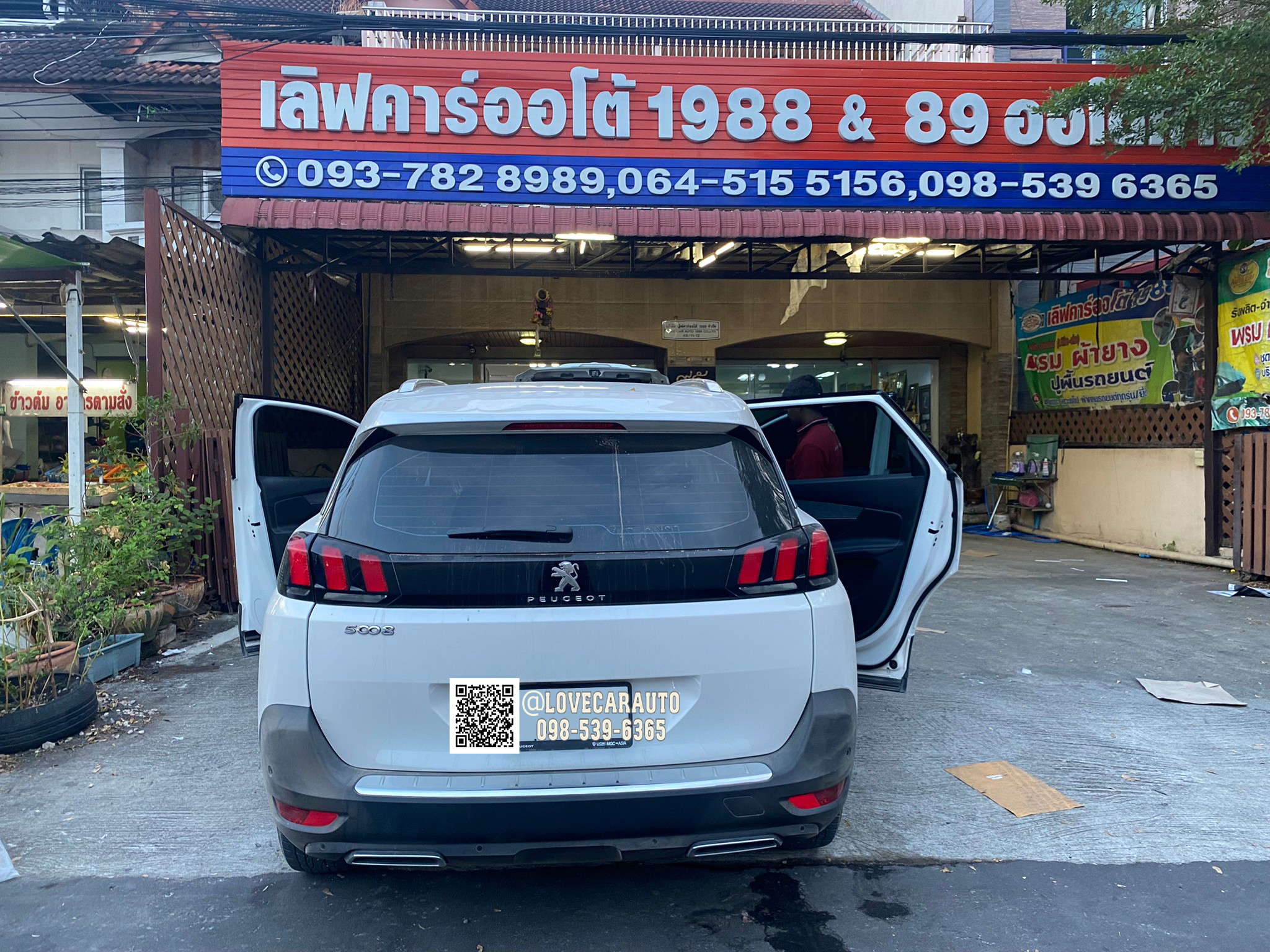 พรมปูพื้นรถยนต์ พรม7D Peugeot 5008 สีแดงเลือดหมู ไวนิลสีครีม