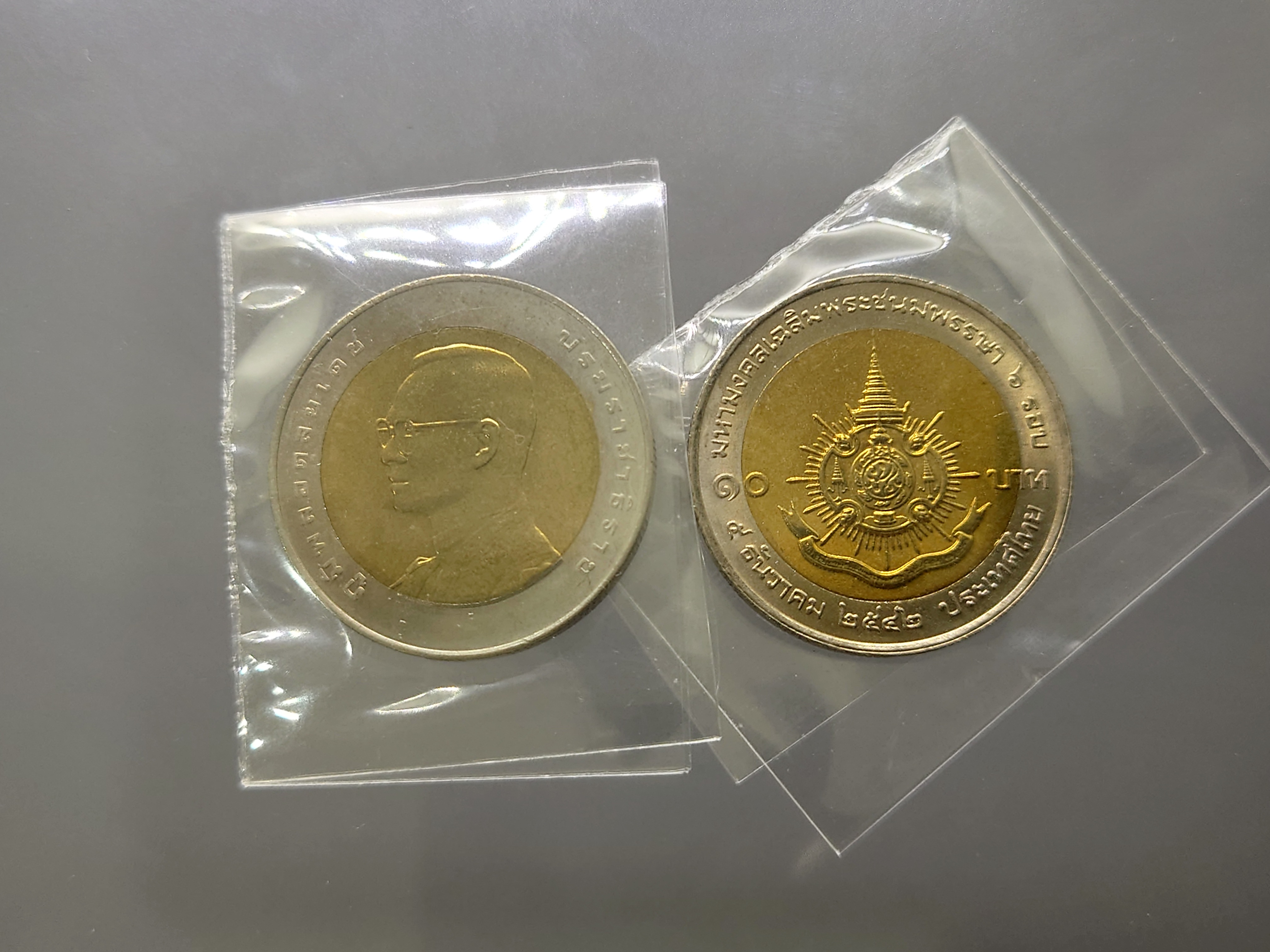 เหรียญยกถุง (100 เหรียญ) เหรียญ 10 บาท สองสี ที่ระลึกมหามงคลเฉลิมพระชนมพรรษา 6 รอบ รัชกาลที่9 พ.ศ.2542 ไม่ผ่านใช้งาน