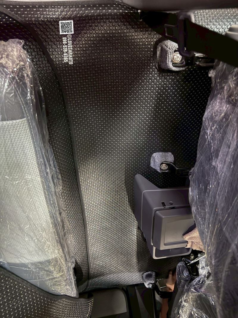 พรมกระดุมรถยนต์ Toyota Land Cruiser FJ60 ปี 1987 ผ้ายาง Pvc กระดุมเล็กสีดำ