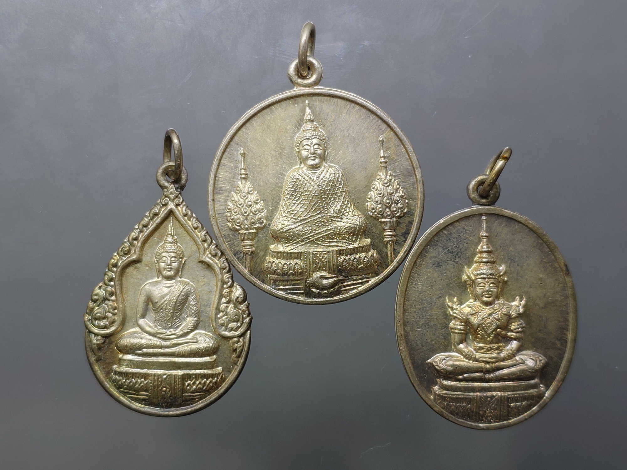 เหรียญพระแก้วมรกต หลังรัชกาลที่ 1 ชุด 3 ฤดู พิมพ์ใหญ่ เนื้อเงิน ฉลองกรุงรัตนโกสินทร์ 200 ปี วัดพระเชตุพน พ.ศ.2525 พร้อมกล่องเดิม