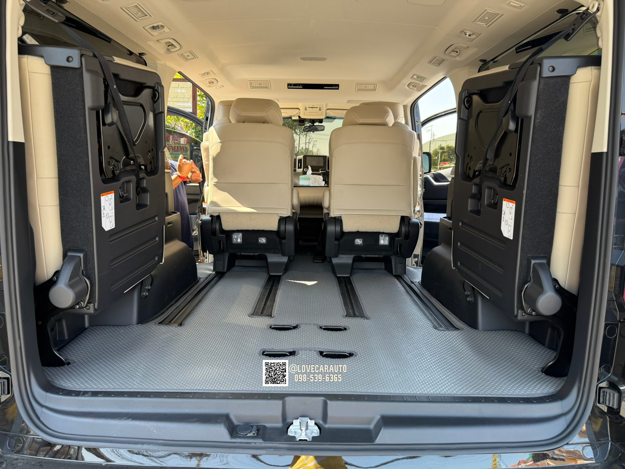 พรมปูพื้นรถตู้ toyota majesty กระดุมเล็กสีเทา