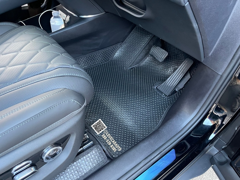 พรมปูพื้นรถยนต์ Byd Sealion 7 ผ้ายาง PVC กระดุมเล็กสีดำ