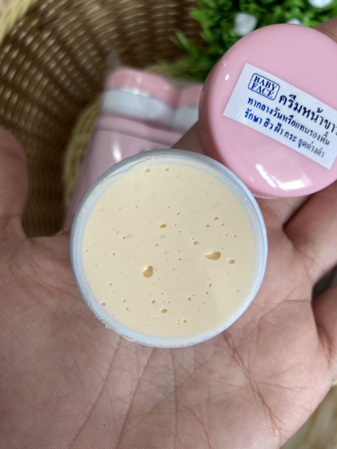 ครีมหน้าขาวสูตรผลไม้ ฝาชมพู ช่วยลดฝ้ากระจุดด่างดำ ของแท้ ยกโหล/12ตลับ