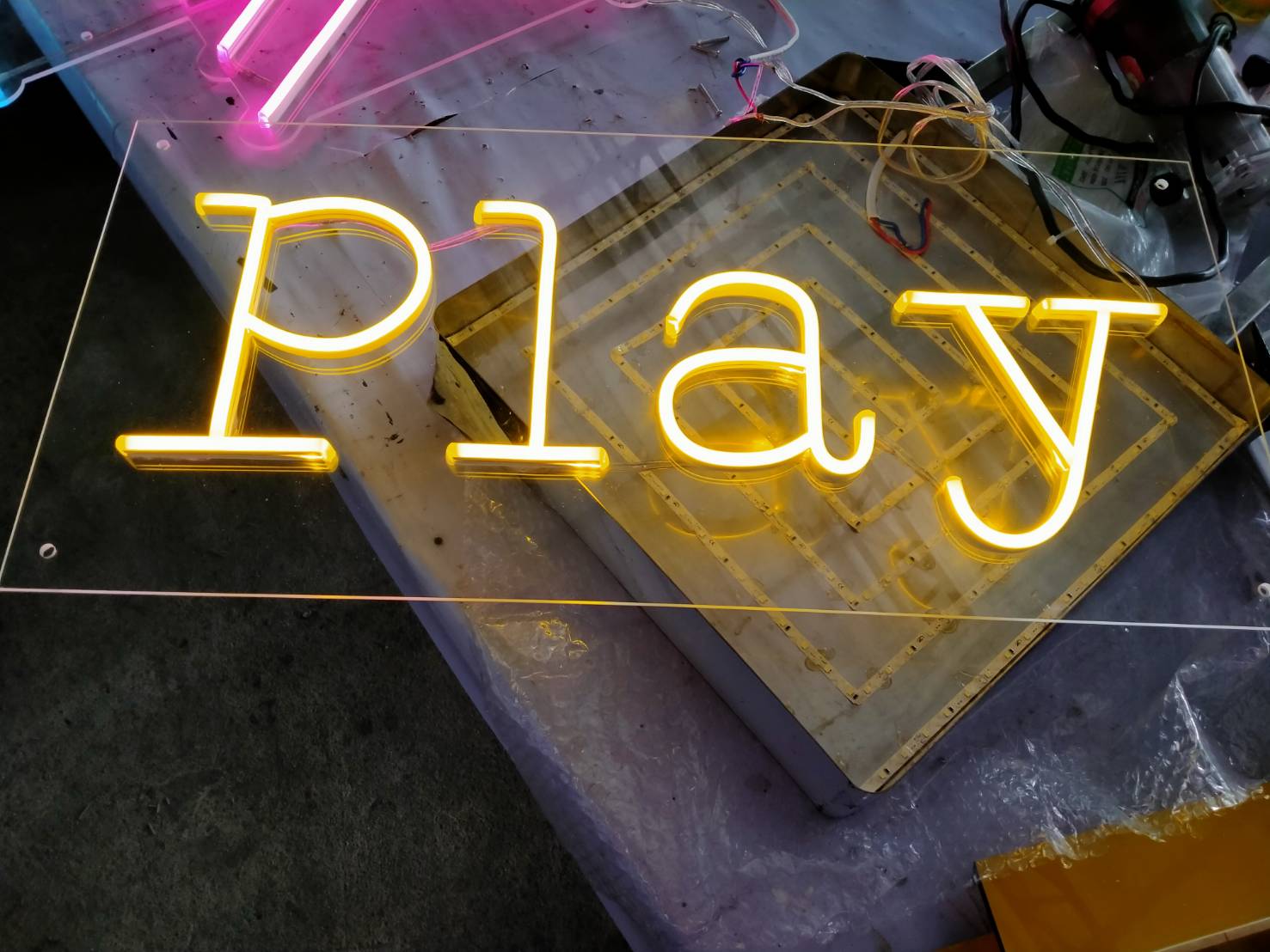 ป้ายไฟLED นีออนเฟล็ค งานPLAYสีเหลือง
