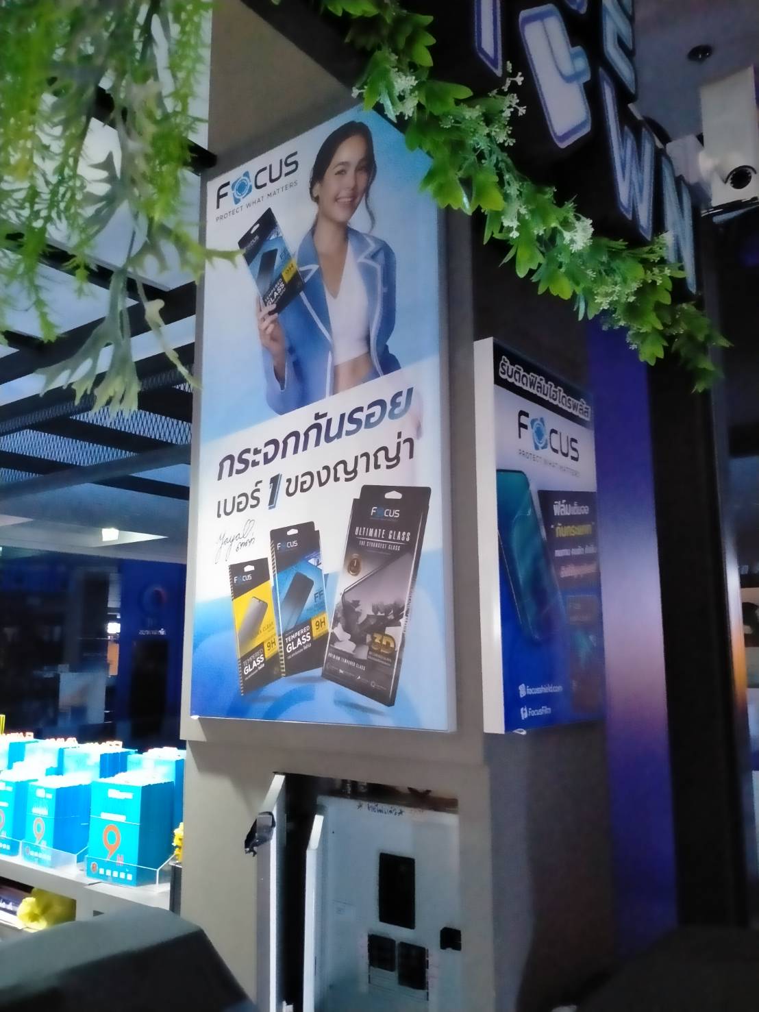 งานป้ายกล่องไฟแอลอีดี กล่องไฟอลูมิเนียม ป้ายไฟร้านมือถือร้านโทรศัพท์ ป้ายไฟFOCUSกระจกกันรอย