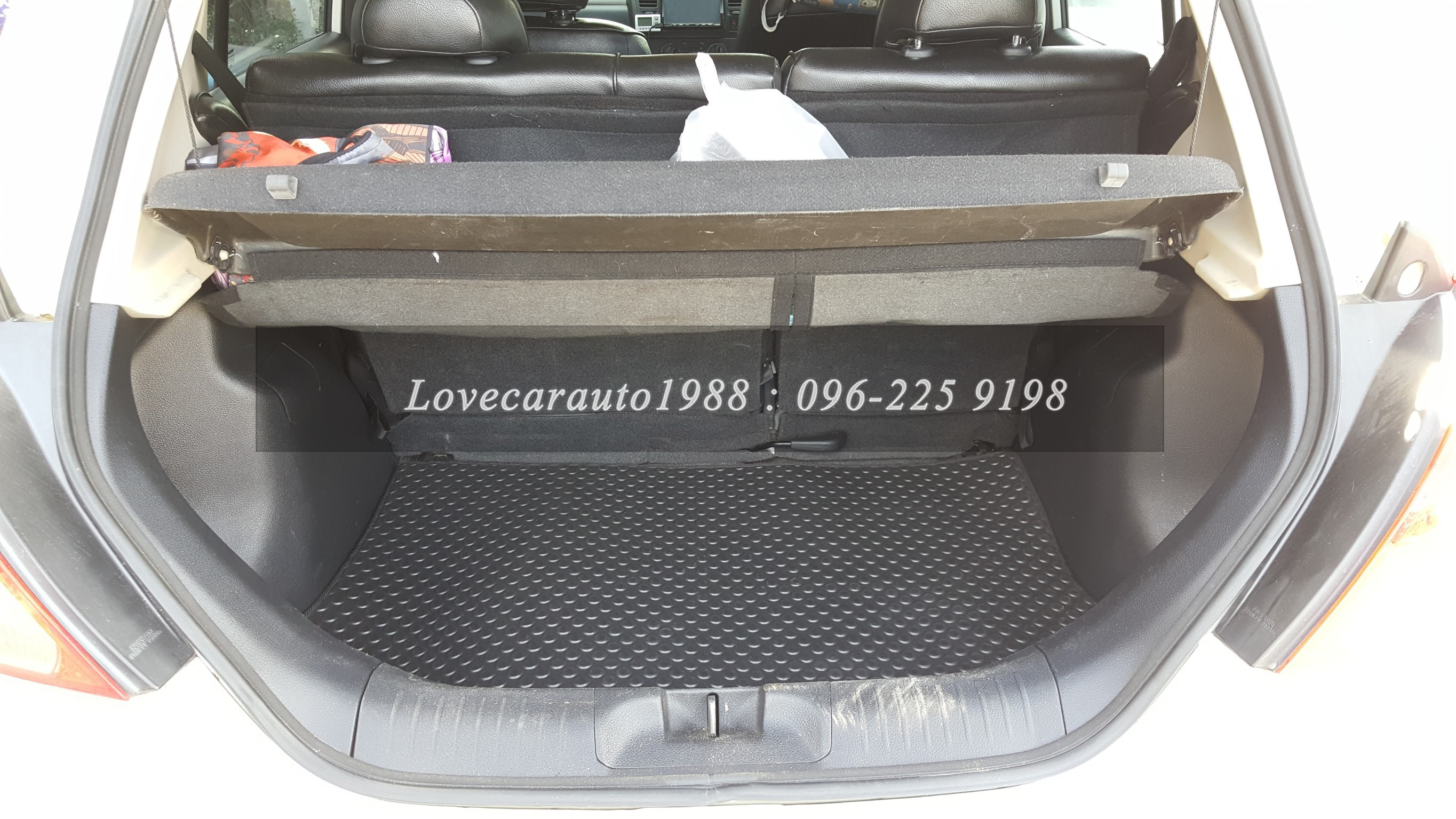 ยางปูพื้นรถยนต์ Nissan Tiidaa ลายกระดุมสีดำ