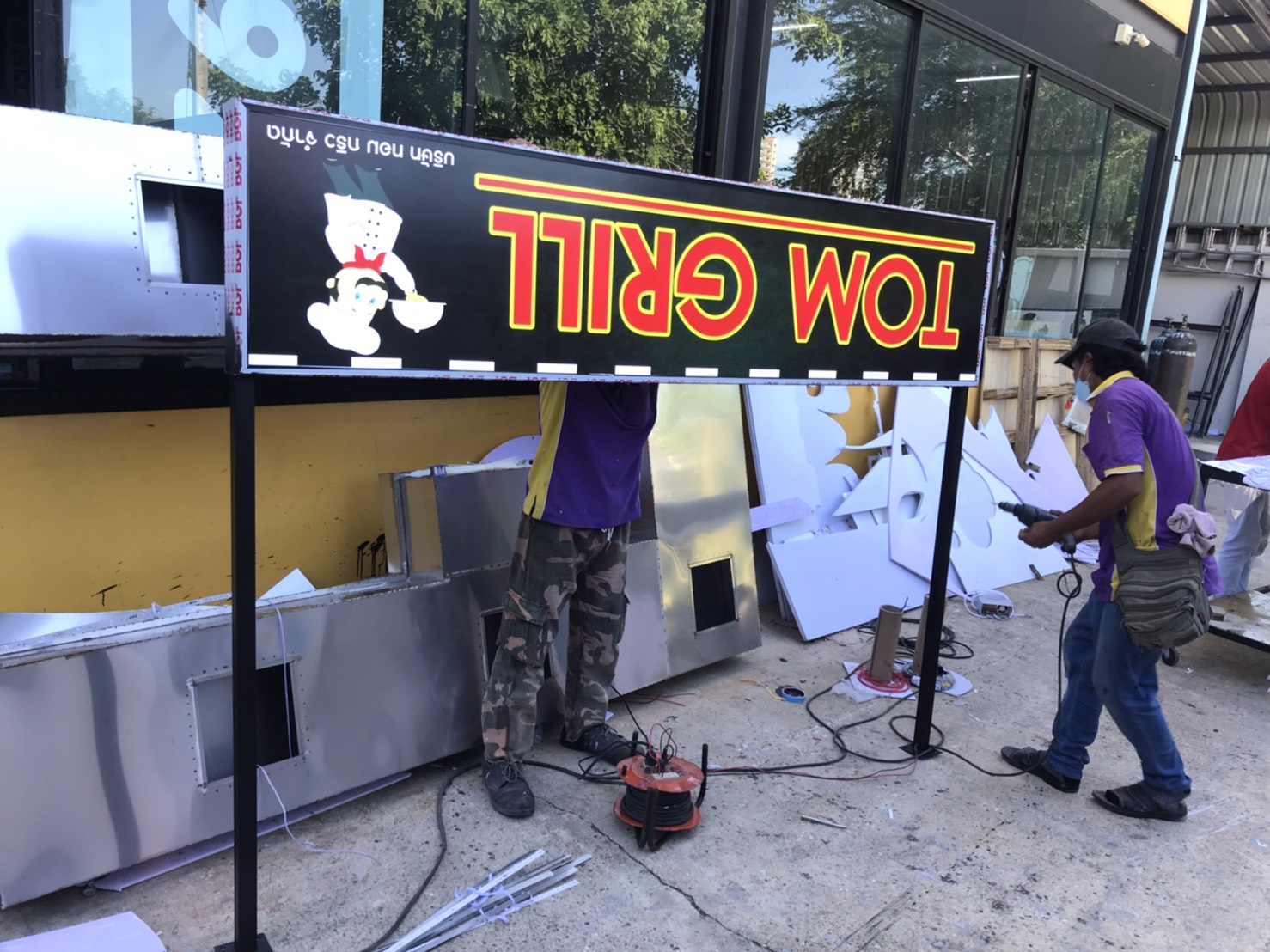 รับทำป้ายร้านอาหาร ป้ายกล่องไฟอลูมิเนียม ป้ายTOM GRILL