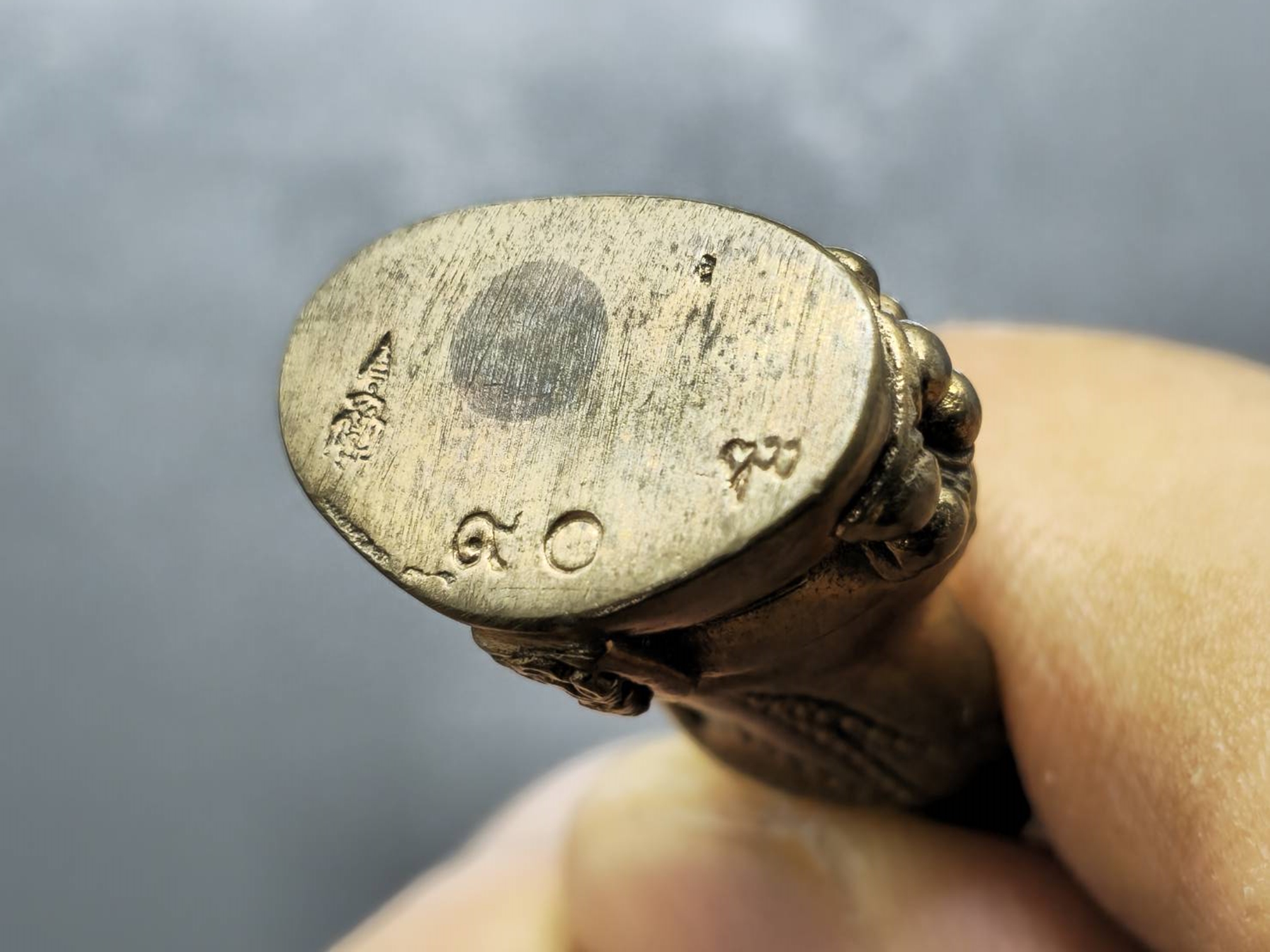 พระกริ่งฉลองพระชนมายุ ญสส 90 พรรษา เนื้อสัมฤทธิ์ ขนาดสูง 3.7 ซ.ม.วัดบวรนิเวศวิหาร ปี2546 พร้อมกล่องเดิม