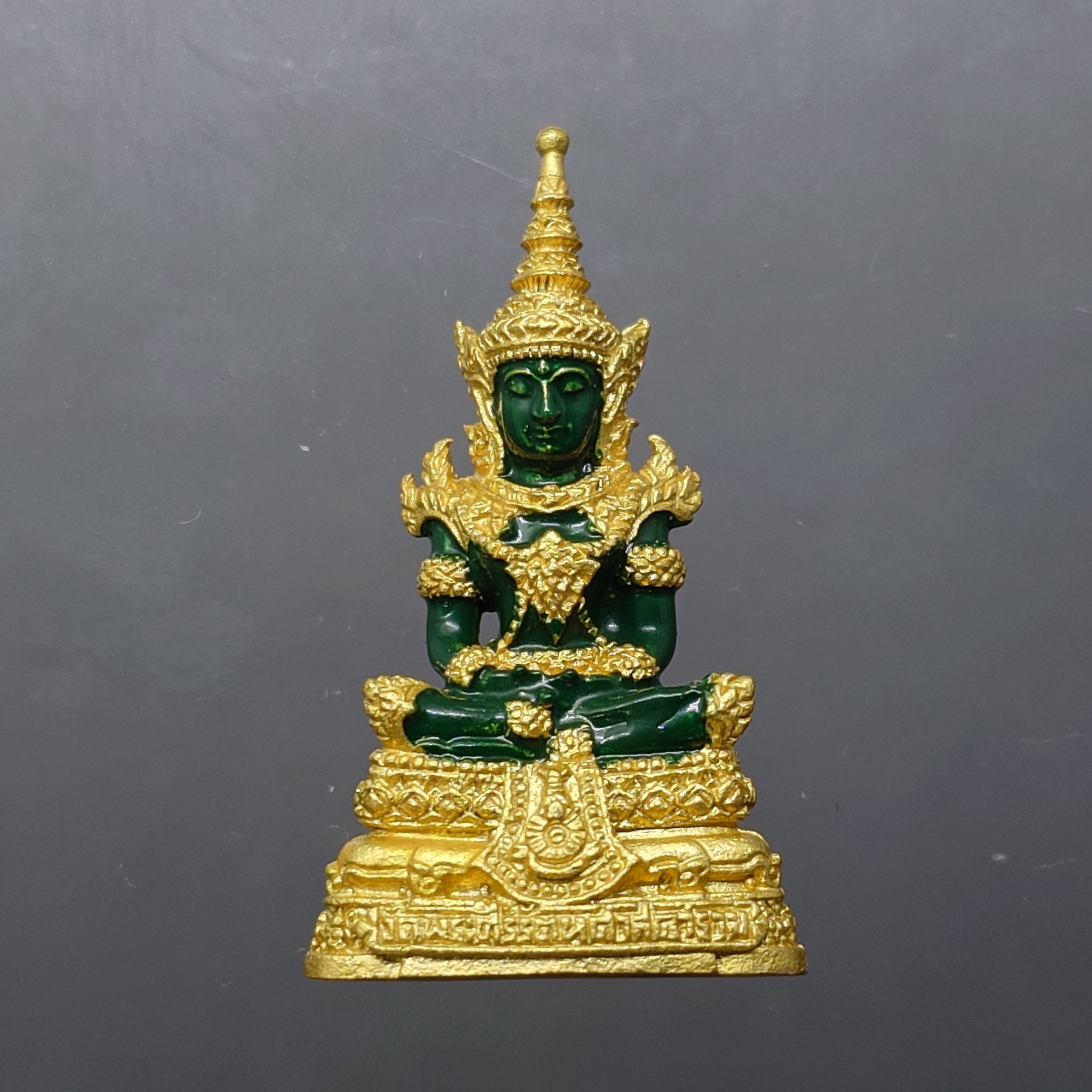 พระแก้วมรกต เครื่องทรงฤดูร้อน (ขนาดสูง 3.5 เซน) เนื้อโลหะเคลือบสีเขียว เครื่องทรงชุบทอง สำนักพระราชวัง สร้าง พุทธาภิเษก ณ วัดพระศรีรัตนศาสดาราม พ.ศ.2547 ตลับเดิม รับประกันแท้