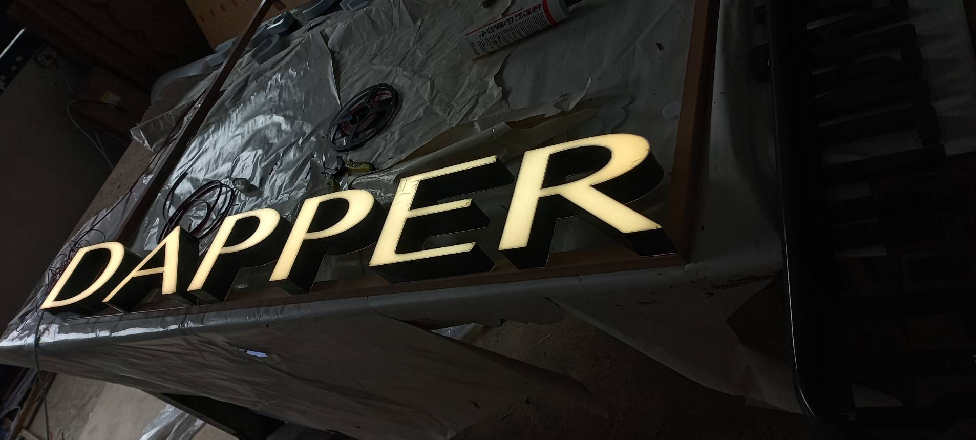 ป้ายร้านDAPPER ป้ายไฟตัวอักษรไฟออกหน้า