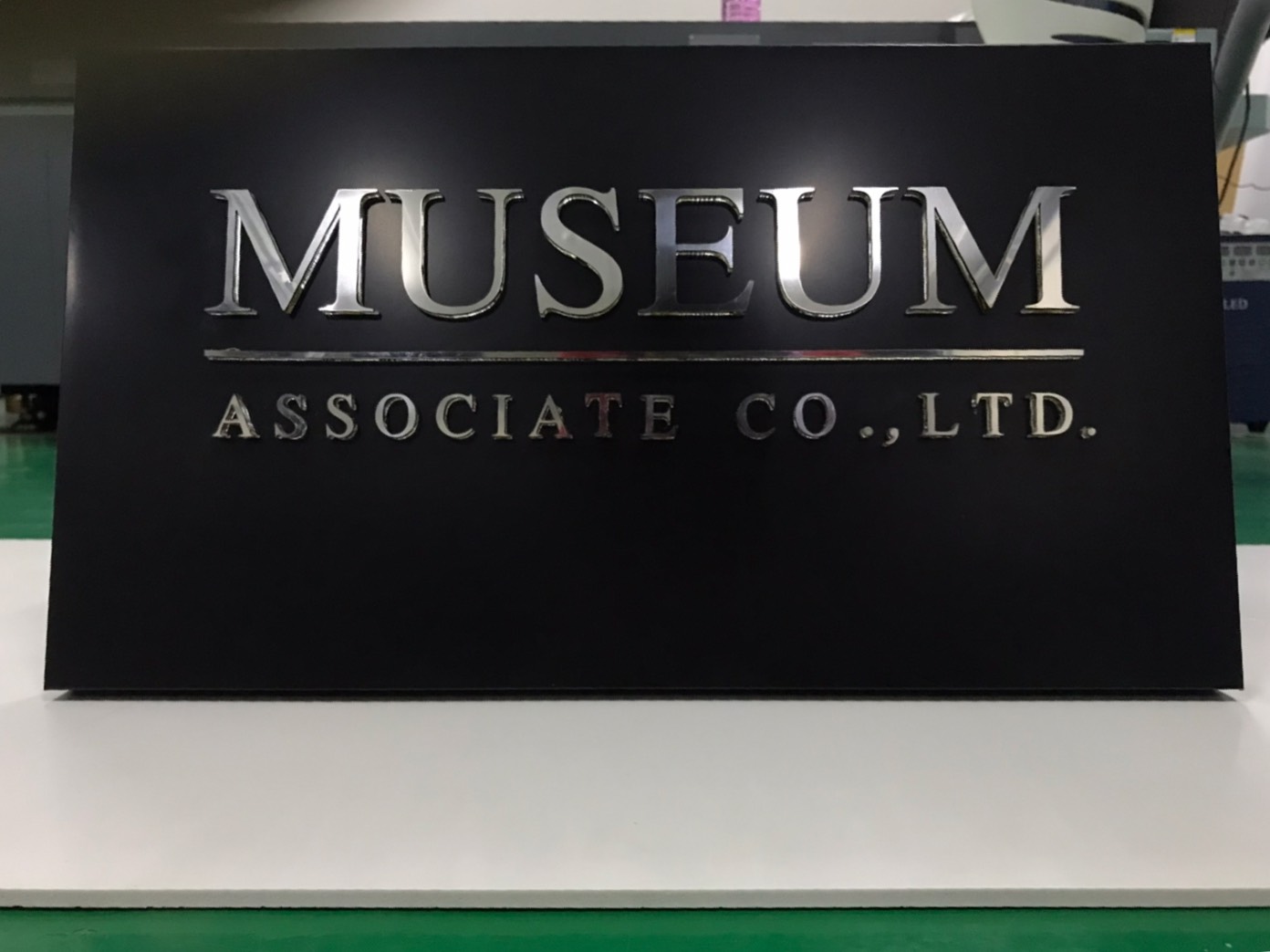 ป้ายบริษัท พื้นเป็นคอมโพสิต ตัวอักษรเป็นอะคริลิคปะหน้าด้วยอะคริลิคเงินเงา งานMUSEUM