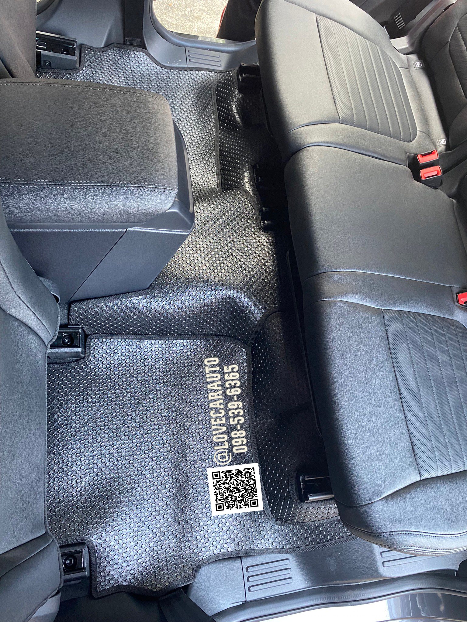 พรมปูพื้นรถยนต์ ผ้ายางPVC Ford Evevest 2022 กระดุมเล็กสีดำ