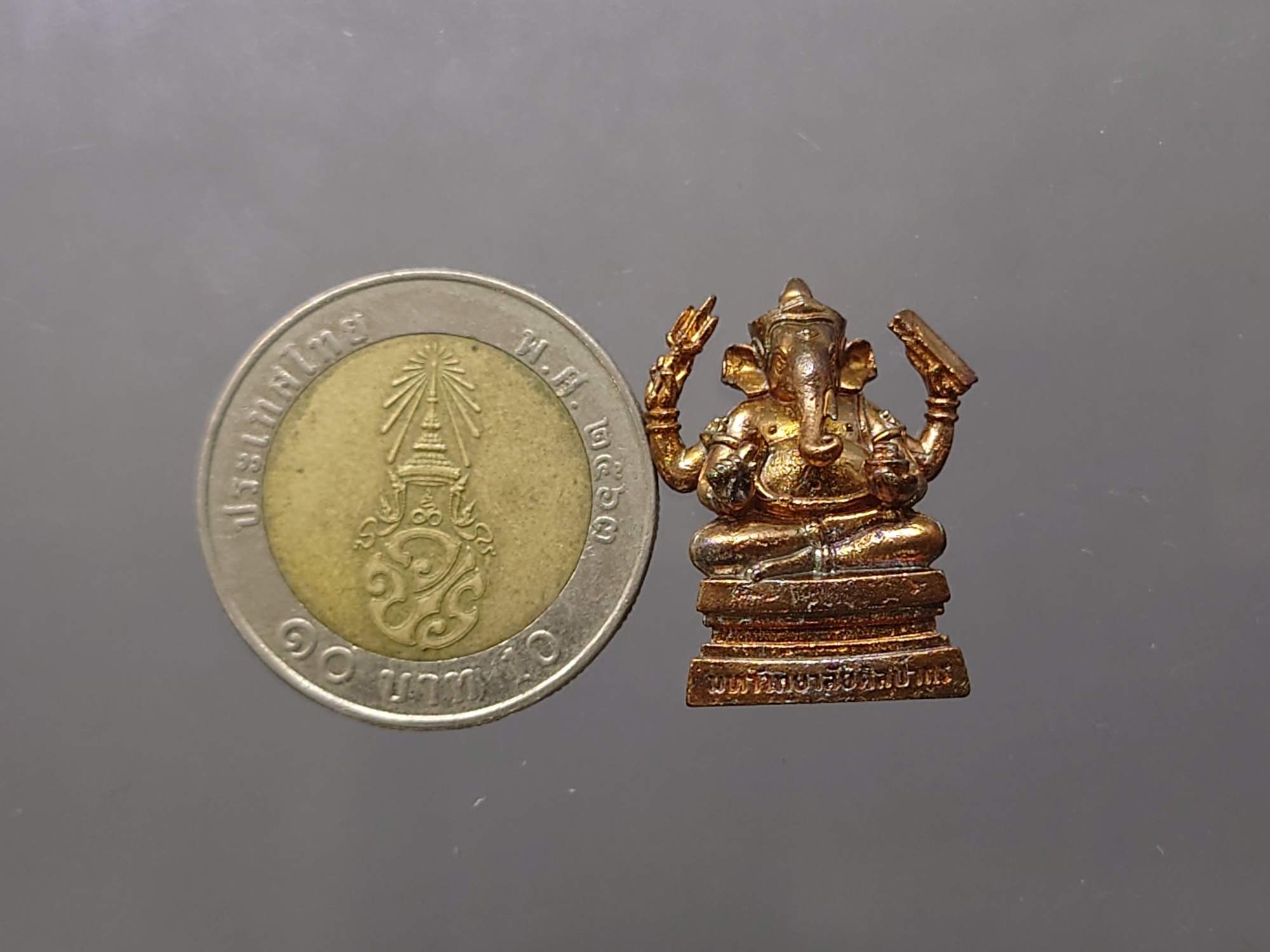 พระพิฆเนศ ประจำมหาวิทยาลัยศิลปากร วังท่าพระ เนื่องในวาระครบรอบ 80 ปี มหาวิทยาลัยศิลปากร เนื้อสัมฤทธิ์ หน้าตัก 1.5 ซม.ปี2566 พร้อมตลับเดิม