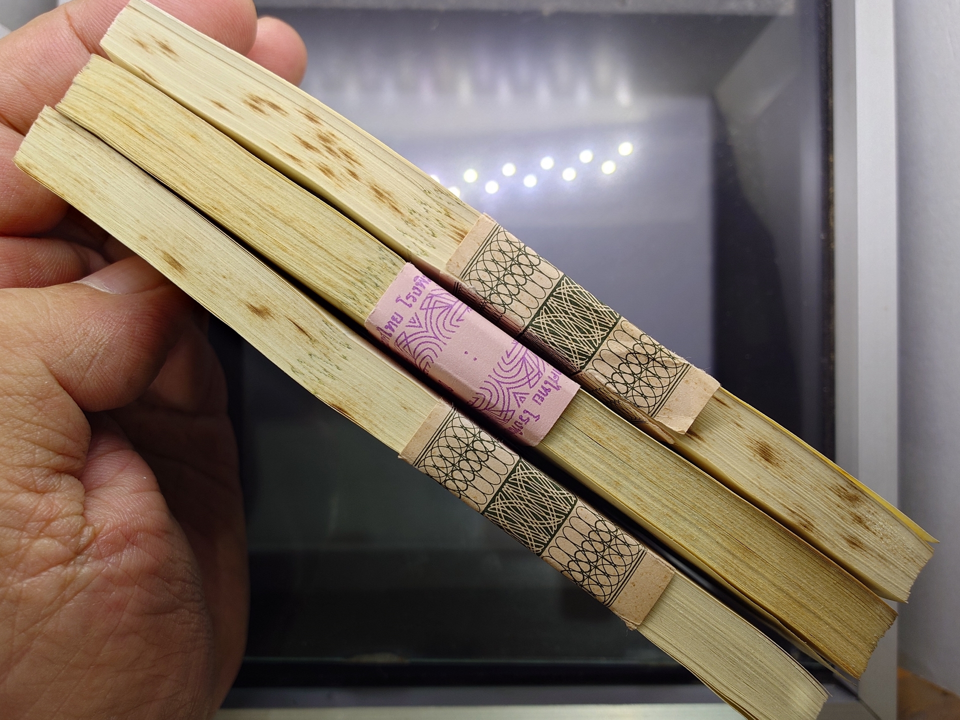 ธนบัตรยกแหนบ 100 ใบ เรียงเลข ธนบัตร 20 บาท แบบ 12 หลังพระเจ้าตาก ปี พ.ศ.2524 เก่าเก็บ ติดเหลือง