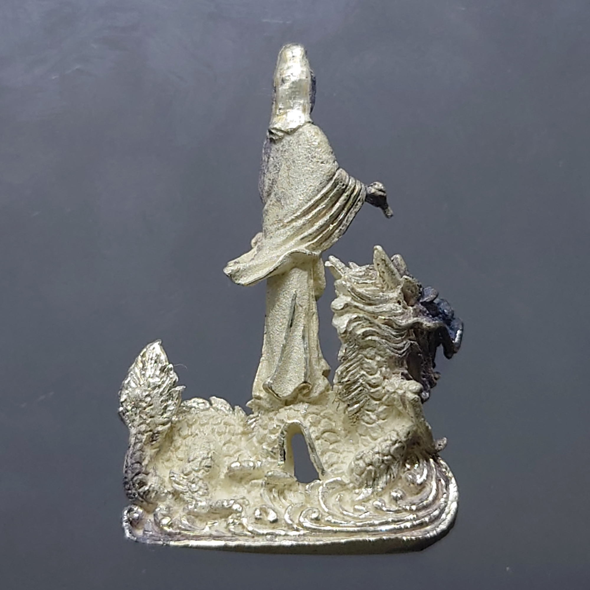 เจ้าแม่กวนอิมเหยียบมังกร รูปหล่อลอยองค์ เนื้อเงิน ขนาดสูง 3.2 เซ็น พิธีพุทธาภิเษก ณ อุโบสถ วัดบวรนิเวศวิหาร พ.ศ.2540 พร้อมกล่องเดิม