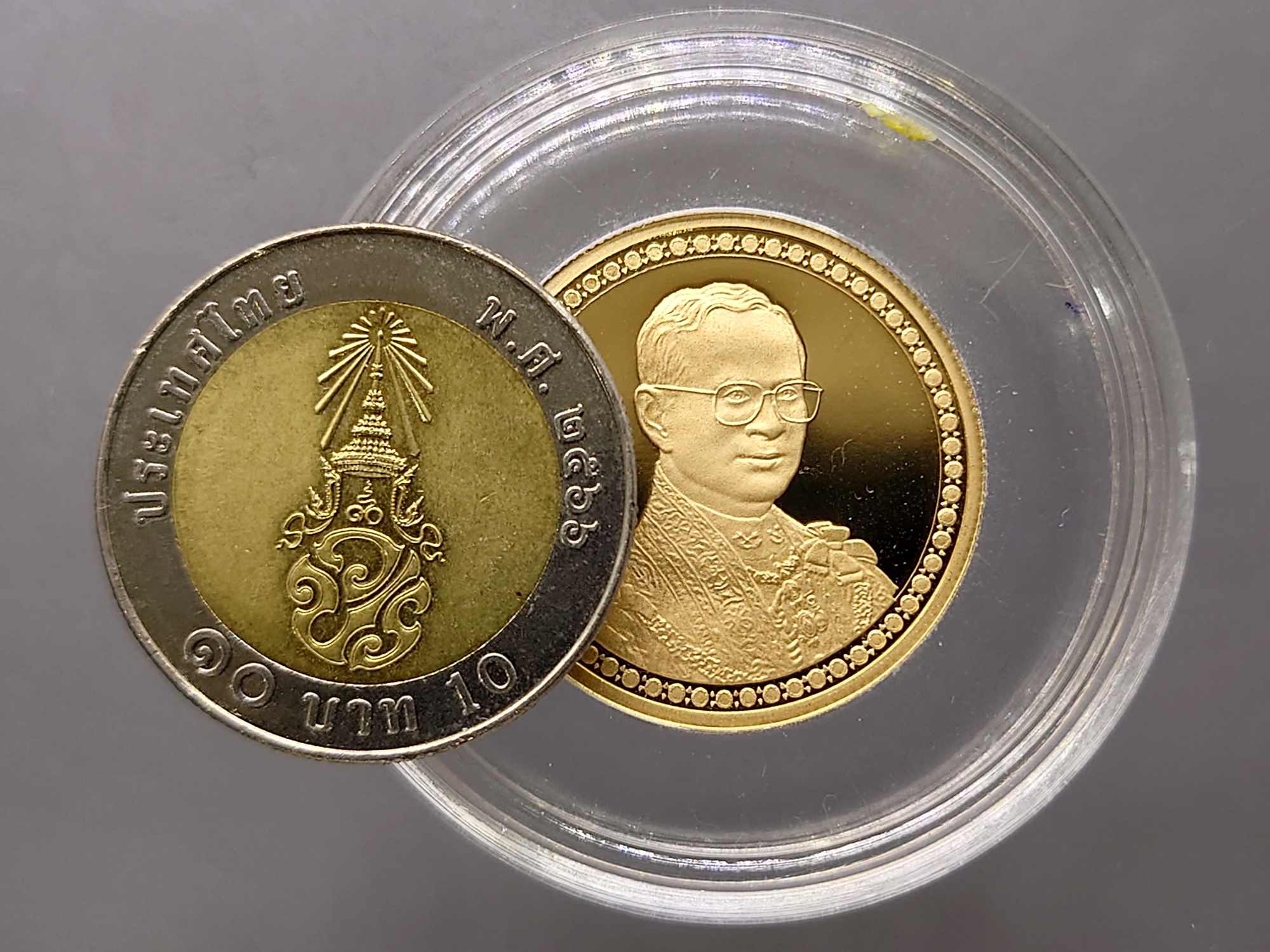 เหรียญทองคำขัดเงา โฮโลแกรม ชนิดราคา 12000 บาท ที่ระลึกฉลองสิริราชสมบัติครบ 60 ปี รัชกาลที่9 พ.ศ.2549 พร้อมกล่องไม้ใบเซอร์