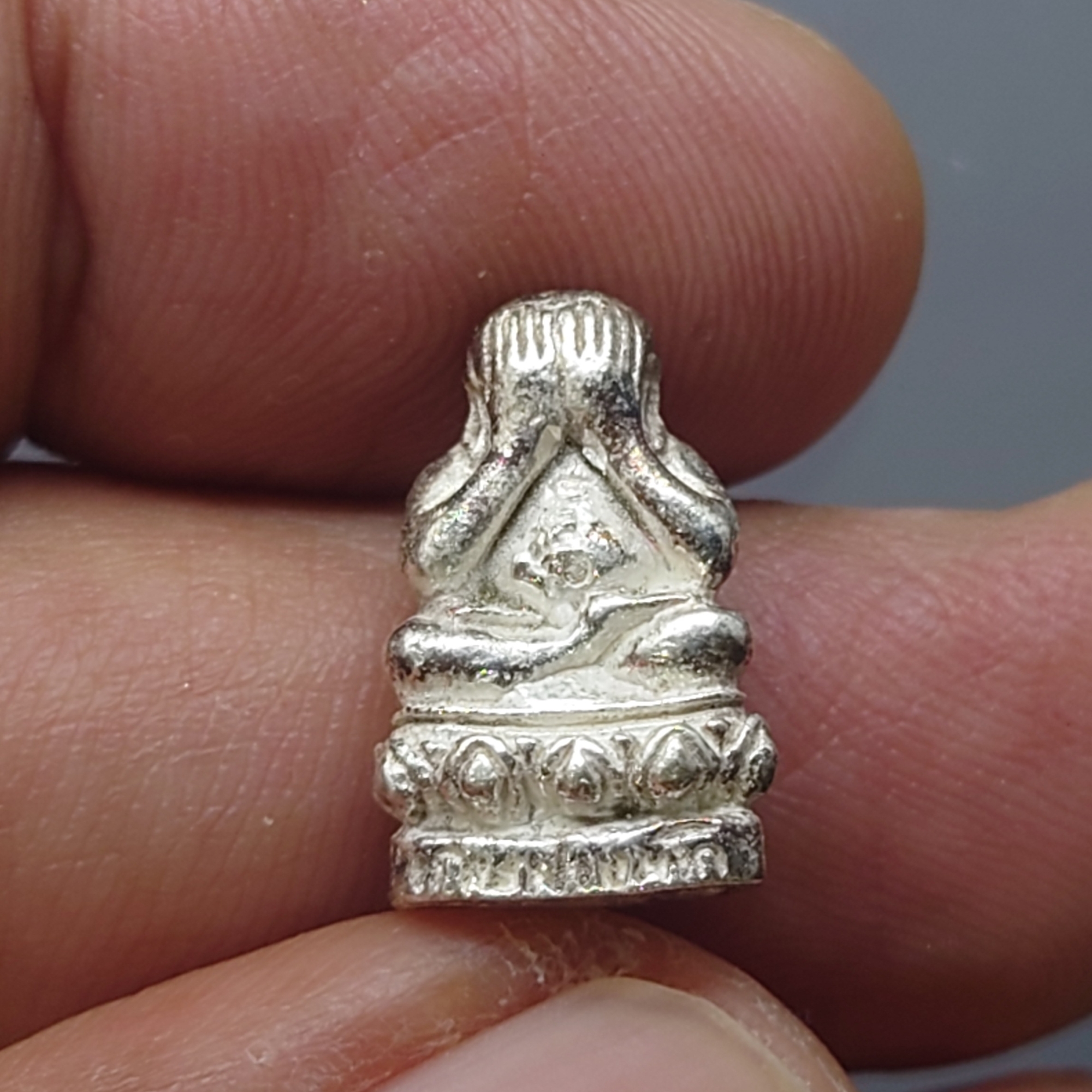 พระปิดตาสารพัดดี แช่น้ำมนต์ รุ่นพุทธคุณ เนื้อเงิน หลวงพ่อเกษม เขมโก สำนักสุสานไตรลักษณ์ ลำปาง ปี2538 พร้อมตลับเดิม