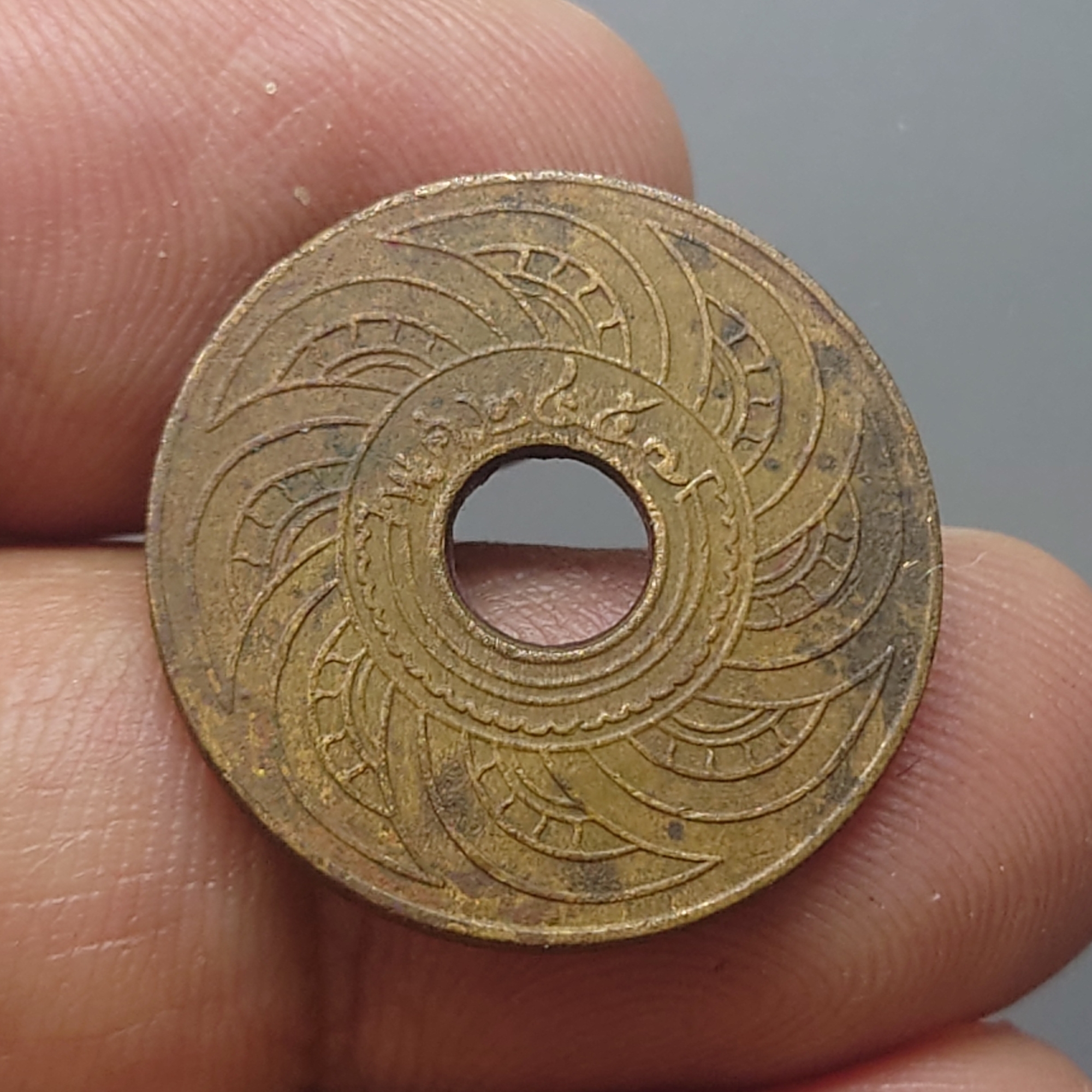 เหรียญสตางค์รู ทองแดง ขนาด 1 สตางค์ ตราอุณาโลม - พระแสงจักร พ.ศ.2457 ผ่านใช้