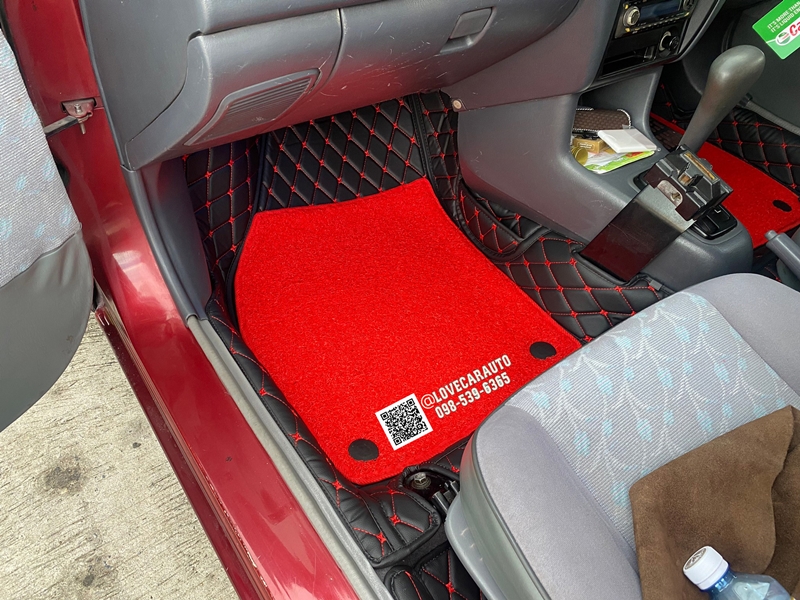 พรมปูพื้นรถยนต์ Toyota Soluna โฉมแรก สีดำด้ายแดง+ไวนิลแดง