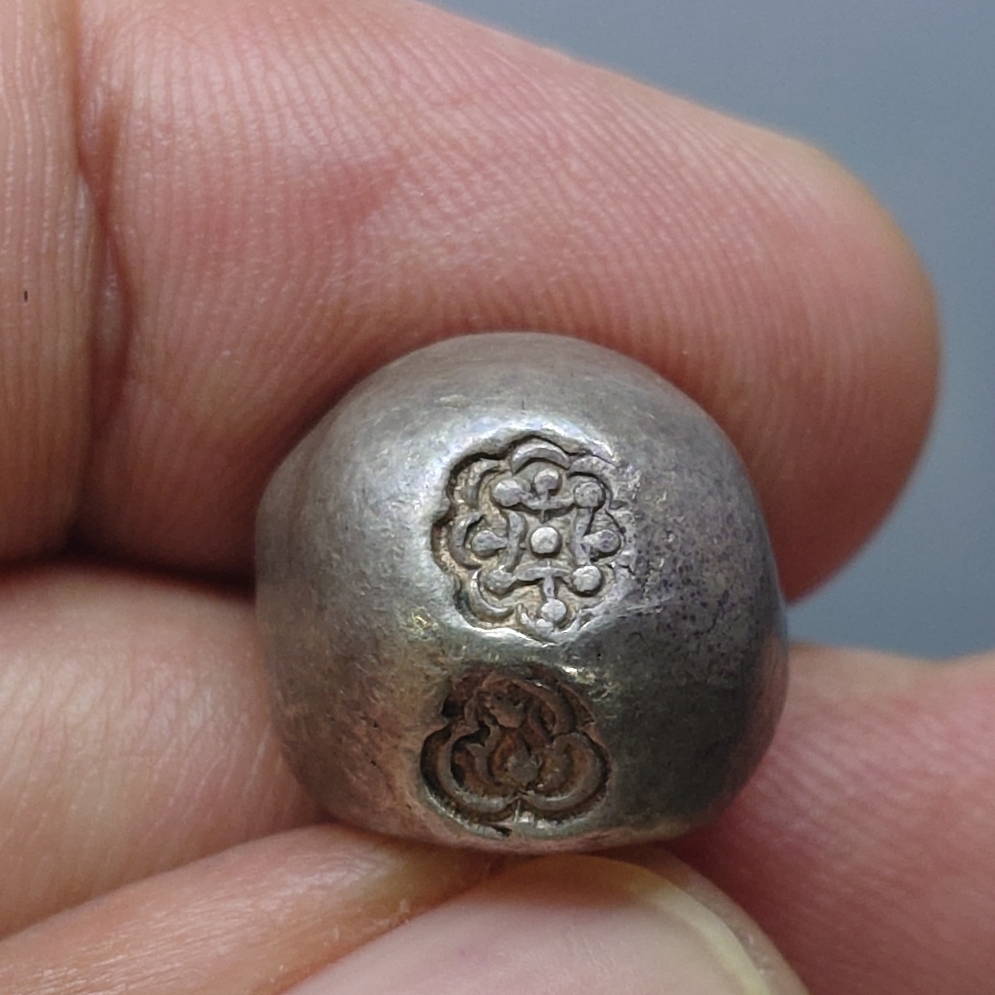 พดด้วง ขนาด 1 บาท ตราบัวยันต์ สมัยอยุธยา สภาพสวย