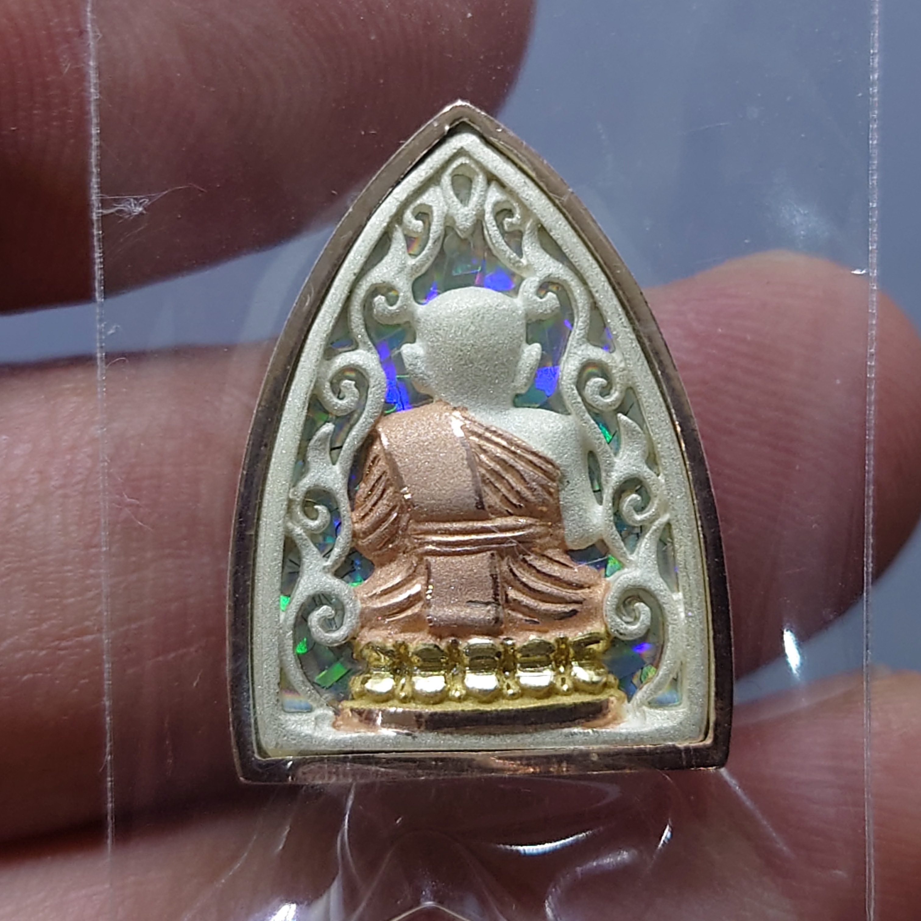 เหรียญหลวงปู่ทวด เนื้อเงิน 3 K รุ่นมงคลบารมี วัดประสาทบุญญาวาส พ.ศ.2545 พิมพ์สามเหลี่ยม ขนาดสูง 2.3 เซ็น พร้อมกล่องเดิม