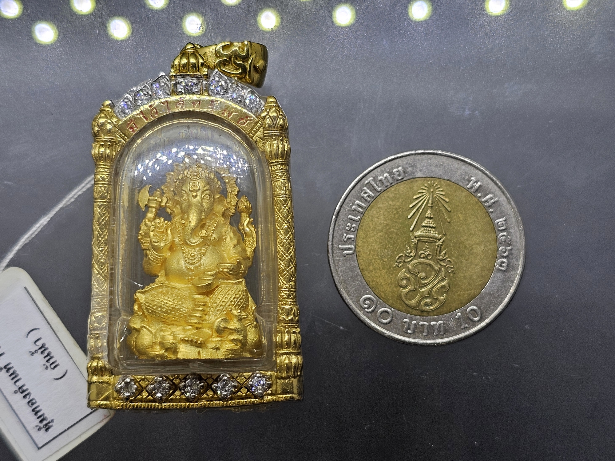 พระพิฆเนศวร ปางประทานพร รุ่นมีไว้ได้ทรัพย์ เนื้อทองทรายนวล วัดสมานรัตนาราม ปี 2558 พร้อมกรอบหุ้มทอง 24 K ฝังเพชร cz กล่องเดิม