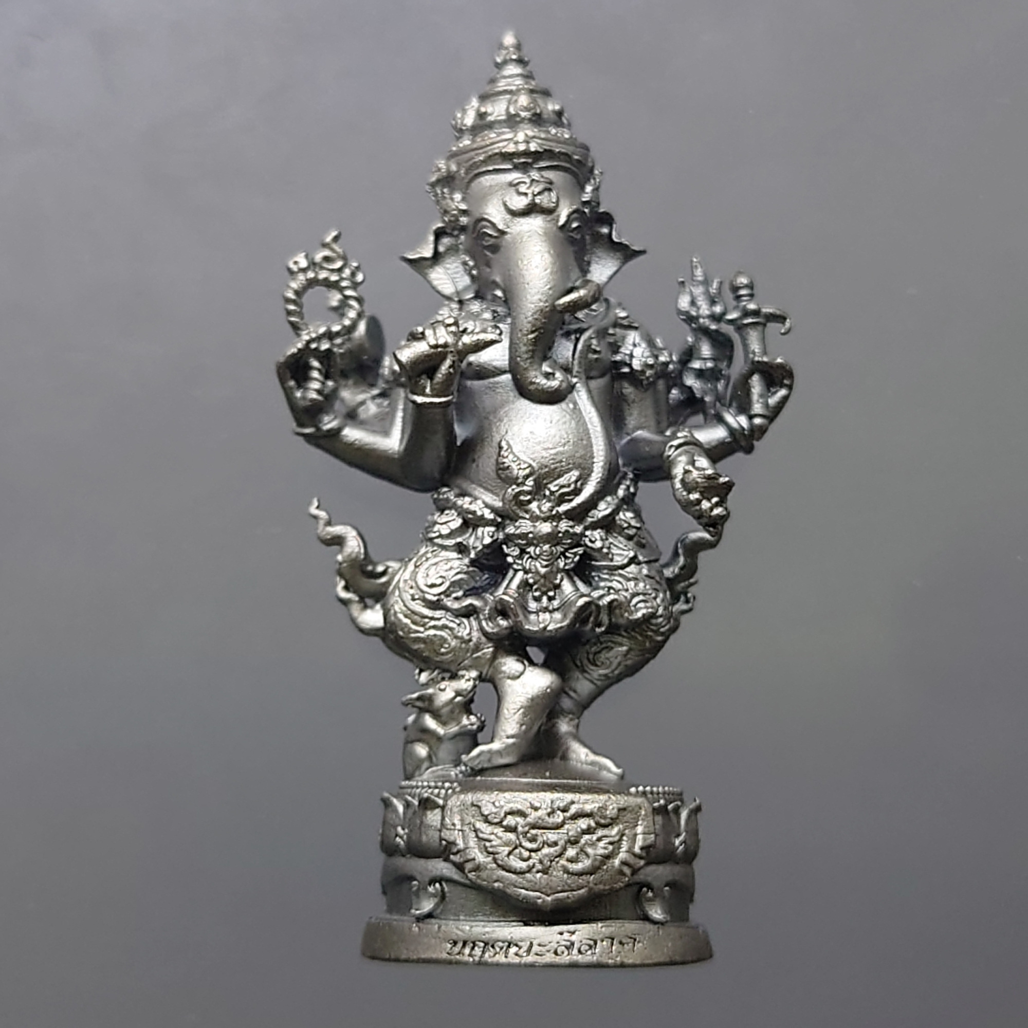 พระพิฆเนศ ปางนฤตยะ มหามงคล ๙๑๐ เนื้อเงินมุก (โคท 8) ขนาด 4 เซ็น จัดสร้างโดย คณะดนตรีและการแสดง มหาวิทยาลัยบูรพา พ.ศ.2562 พร้อมกล่องเดิม