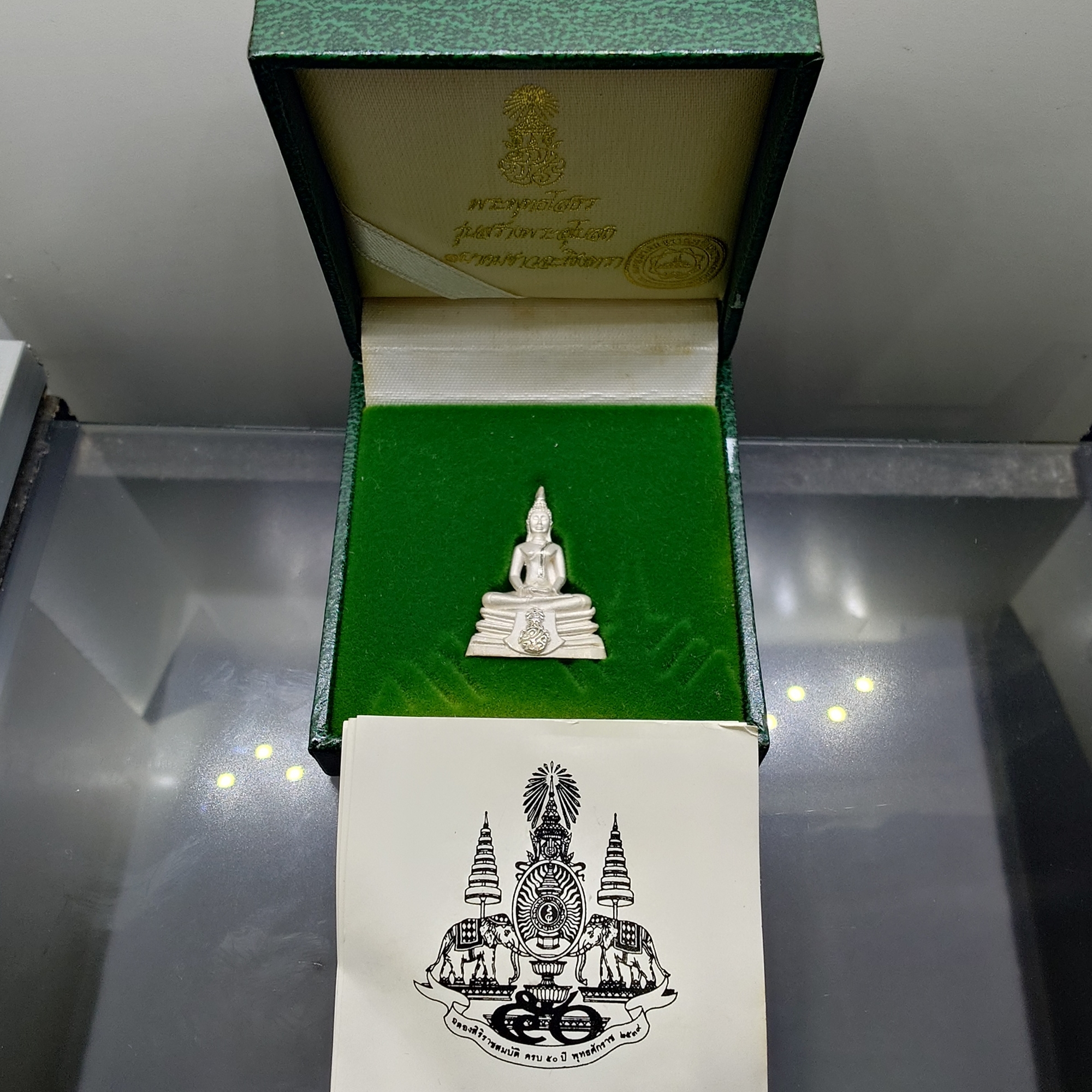 พระพุทธโสธร ภปร เนื้อเงิน พิมพ์ใหญ่ รุ่นสร้างพระอุโบสถ ปี 2539 พร้อมกล่องเดิม ใบเซอร์