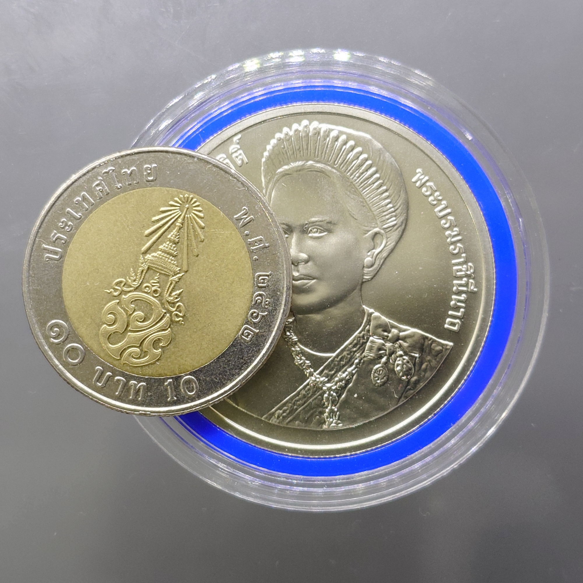 เหรียญ 600 บาท ที่ระลึกพระราชพิธีมหามงคลเฉลิมพระชนมพรรษา 6 รอบ ราชินี พ.ศ.2547 ไม่ผ่านใช้ พร้อมใบเซอร์