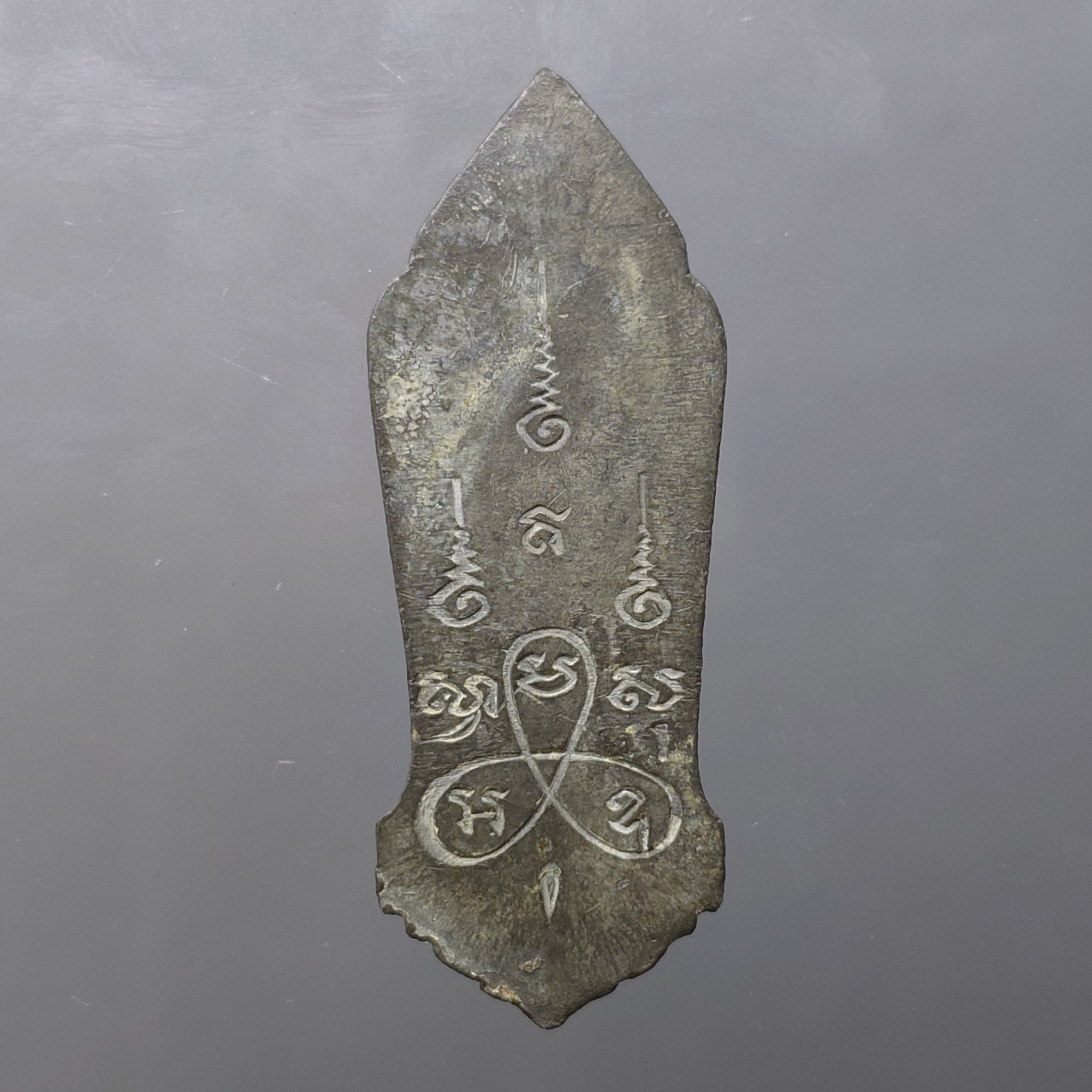 พระฉลอง 25 พุทธศตวรรษ เนื้อชินตะกั่ว บล็อกมีเข็ม ปี 2500 พร้อมกล่อง