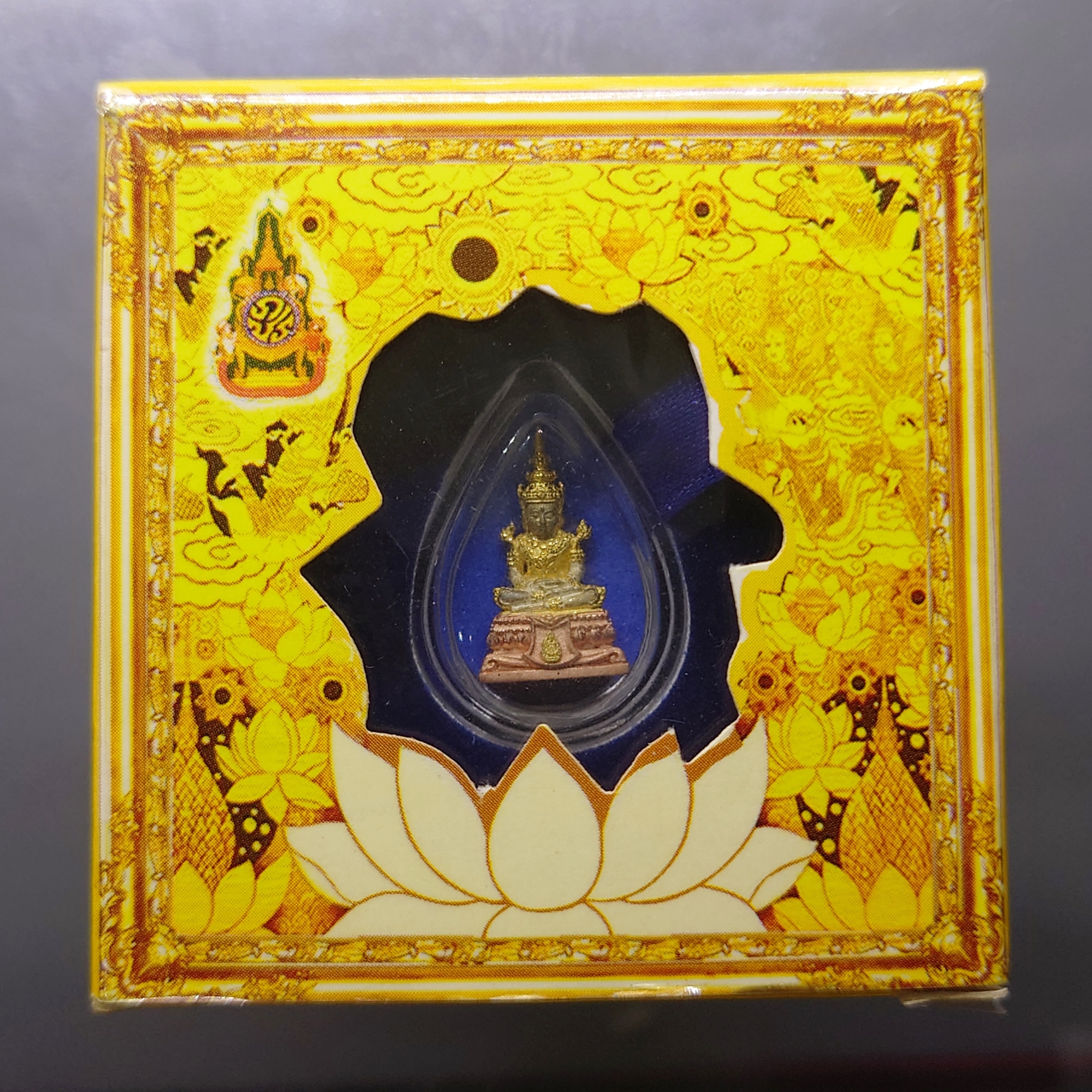 พระพุทธมหามณีรัตนปฏิมากร (พระแก้วมรกต) จำลอง ทรงเครื่องฤดูร้อน เนื้อเงินสามกษัตริย์ ขนาดสูง 1.7 เซนฉลองสิริราชสมบัติ ครบ 60 ปี ในหลวง รัชกาลที่9 พ.ศ.2550