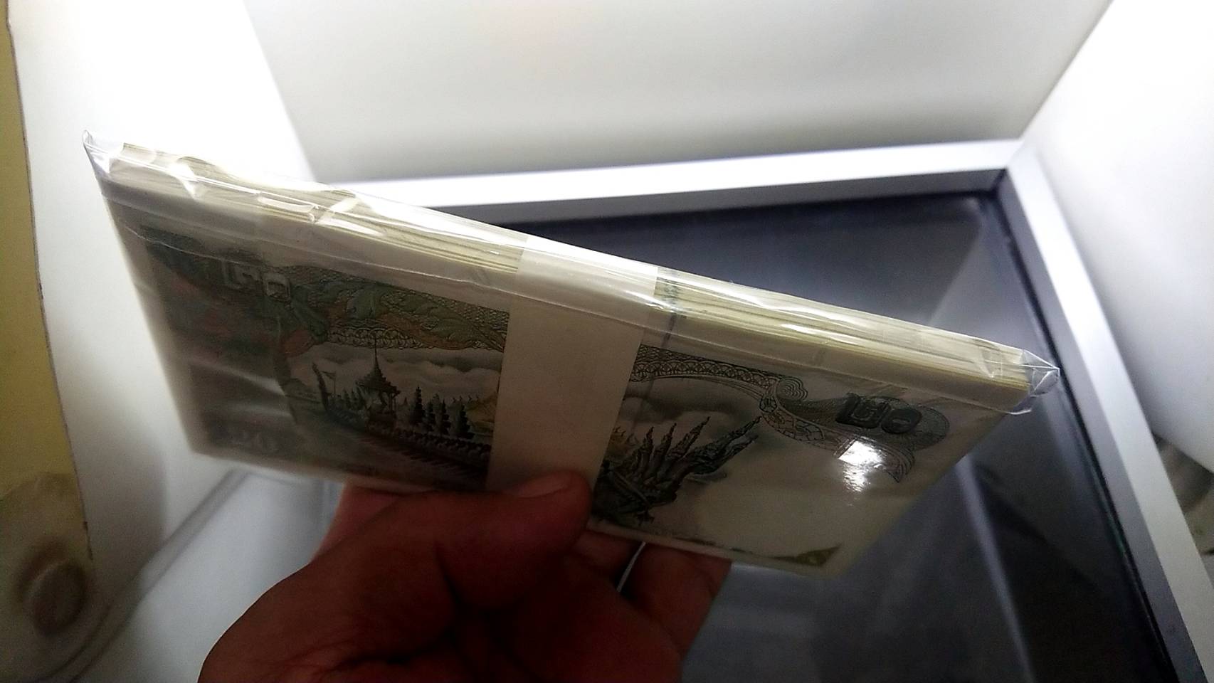 ธนบัตรยกแหนบ 100 ใบ ไม่เรียงเลข (เรียงบางส่วน) ธนบัตร 20 บาทแบบ 11 สภาพขาว สวย