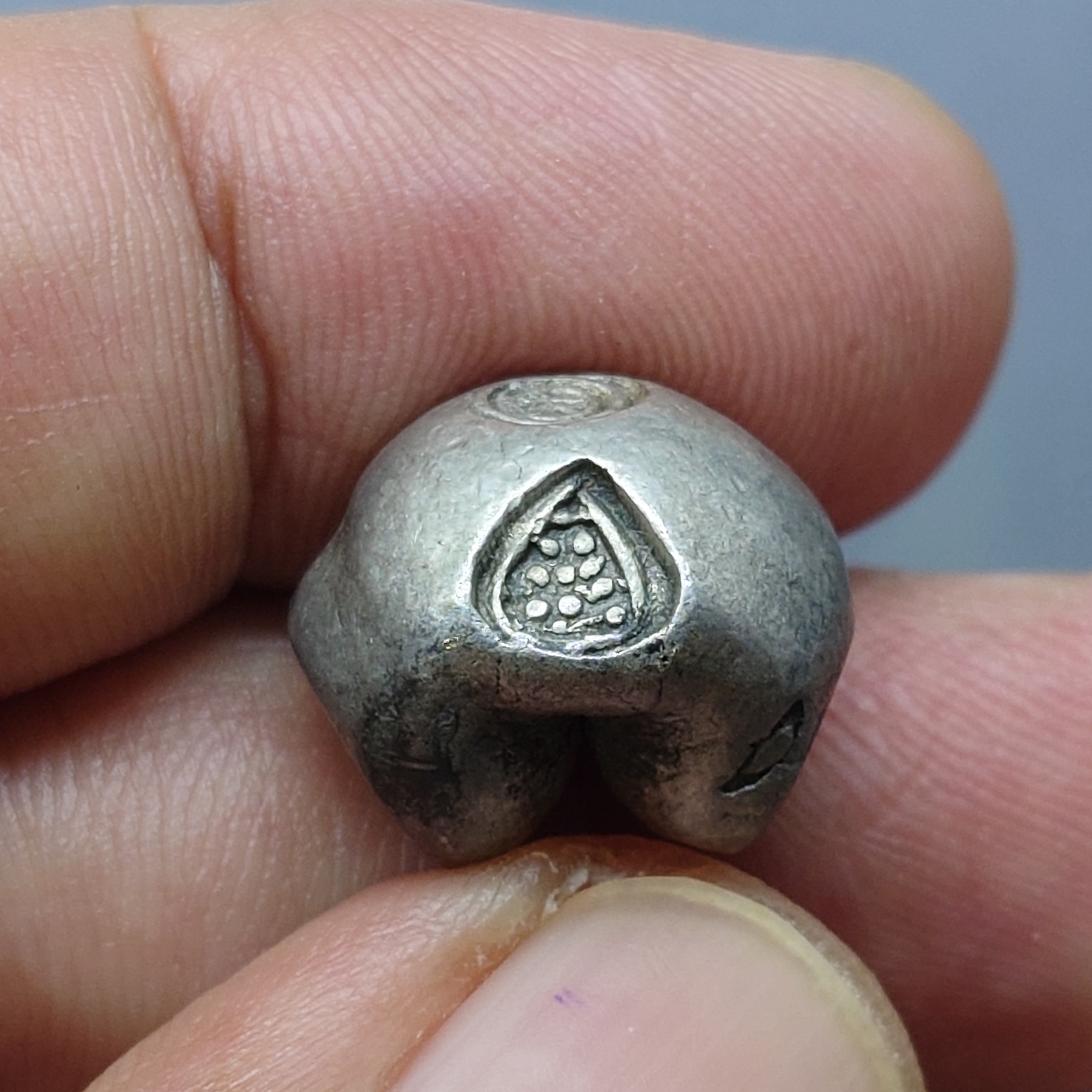 พดด้วง ขนาด 1 บาท สมัยกรุงศรีอยุธยา ตราราชวัตร 9 จุด สภาพสวย