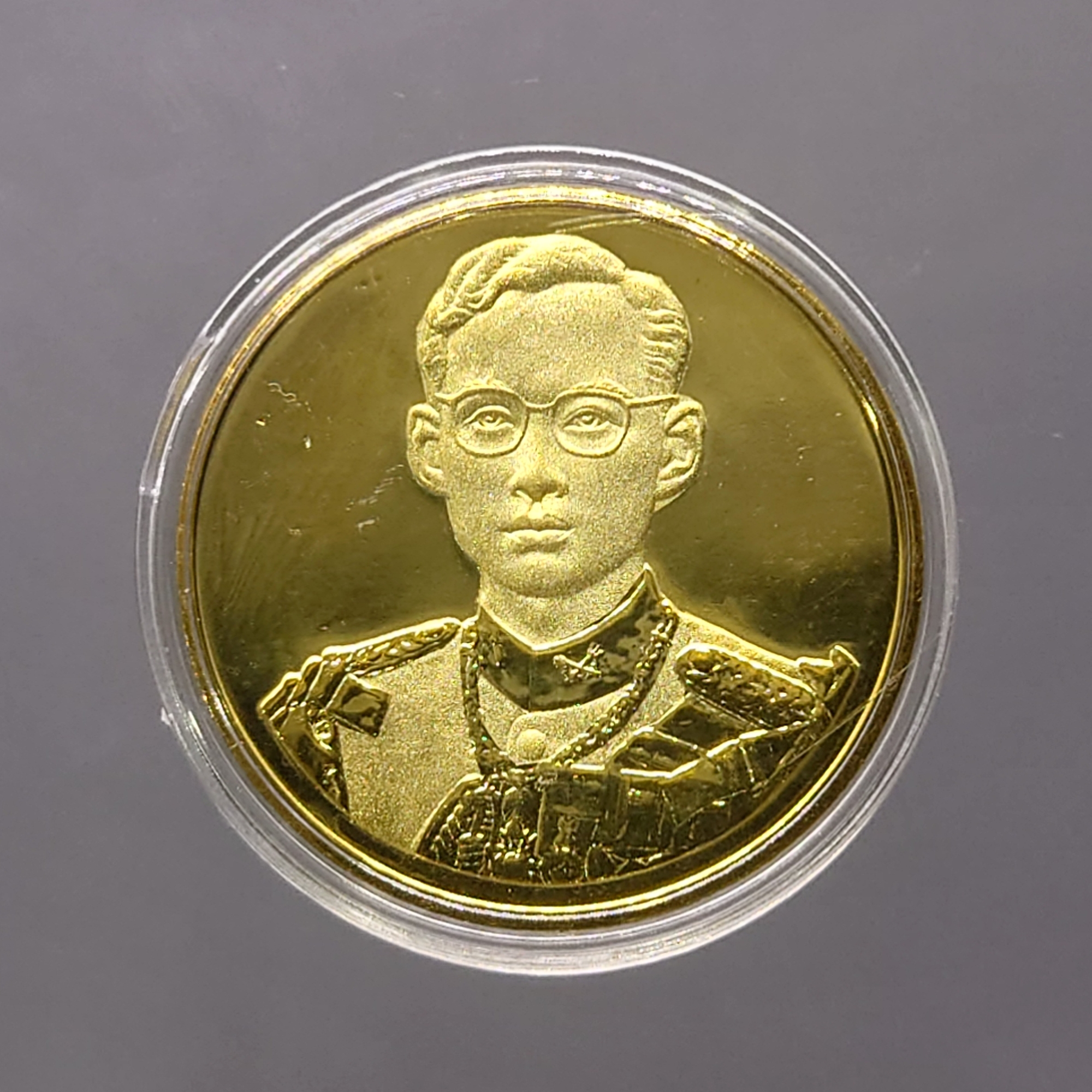 เหรียญที่ระลึกกาญจนาภิเษก ชุบกาหลั่ยทอง พ่นทราย ขนาด 3 เซน ปี2539 พร้อมตลับ