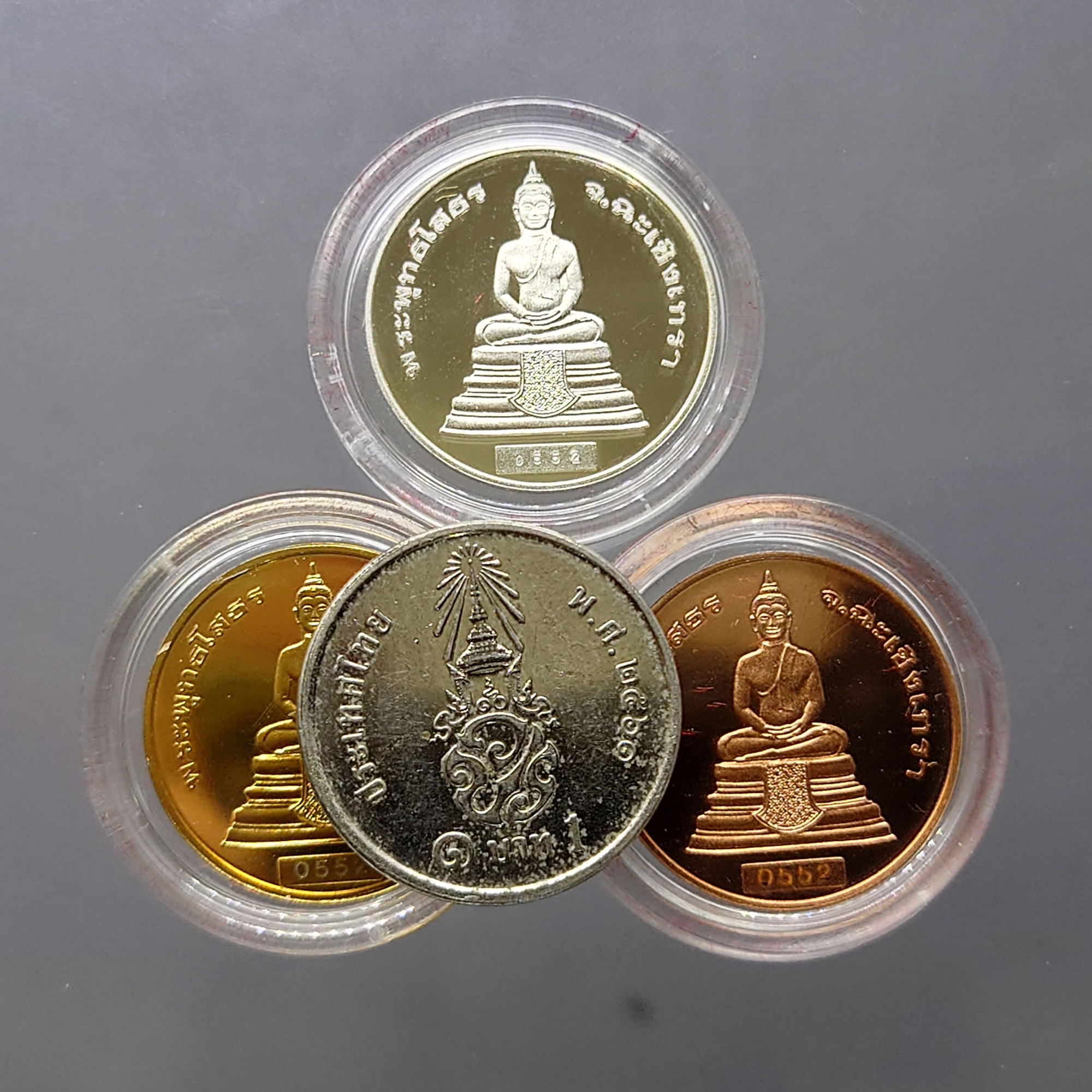 เหรียญพระพุทธโสธร-สมเด็จพระปิยมหาราช รุ่นแรก (ชุดกรรมการ เนื้อเงิน ทองแดง ทองเหลืองชุบทอง) บล็อกฮูกานิน สวิส ปี2538 พร้อมใบเซอร์ กล่องเดิม