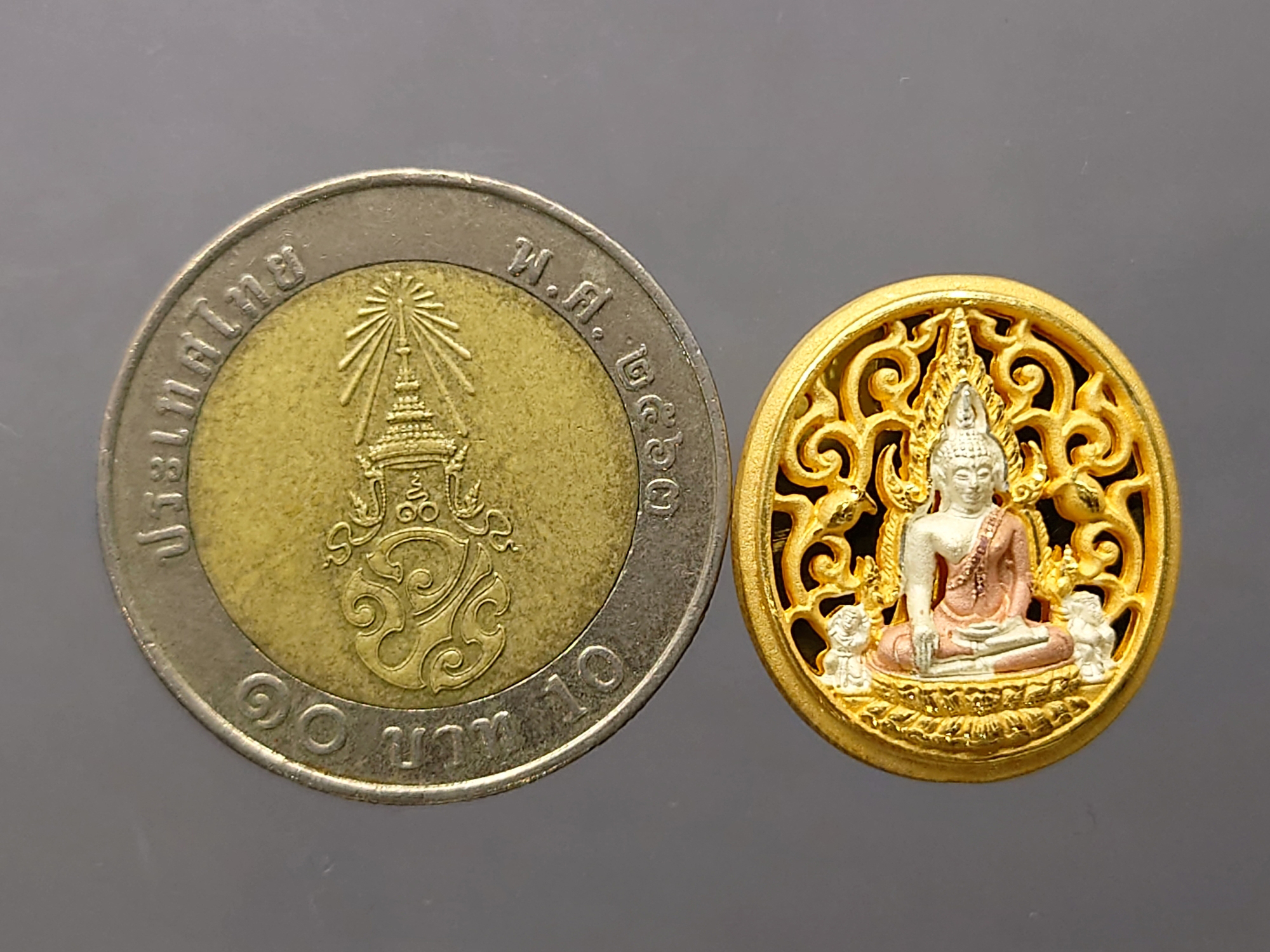 พระพุทธชินราช กรมตำรวจรุ่นแรก รุ่น “ประวัติศาสตร์” เหรียญรูปไข่ฉลุลายไทย พิมพ์เล็ก เนื้อเงินชุบสามกษัตริย์ ขัดเงา ปี2562 พร่อมกล่องเดิม