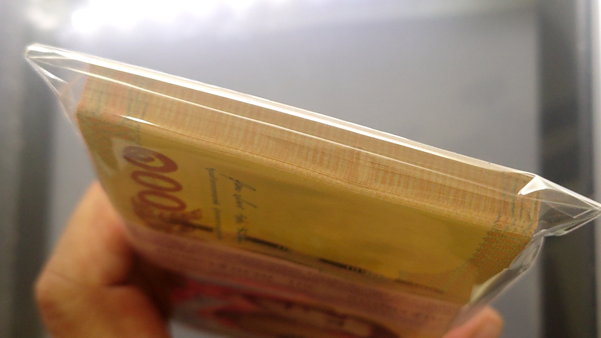 ธนบัตรยกแหนบ 100 ใบ เรียงเลข หมวด 9 K มีเลข 9 หน้า 9 หลัง ธนบัตร 100 บาท ที่ระลึกเนื่องในพระราชพิธีบรมราชาภิเษก รัชกาลที่10 พุทธศักราช 2562 ไม่ผ่านใช้