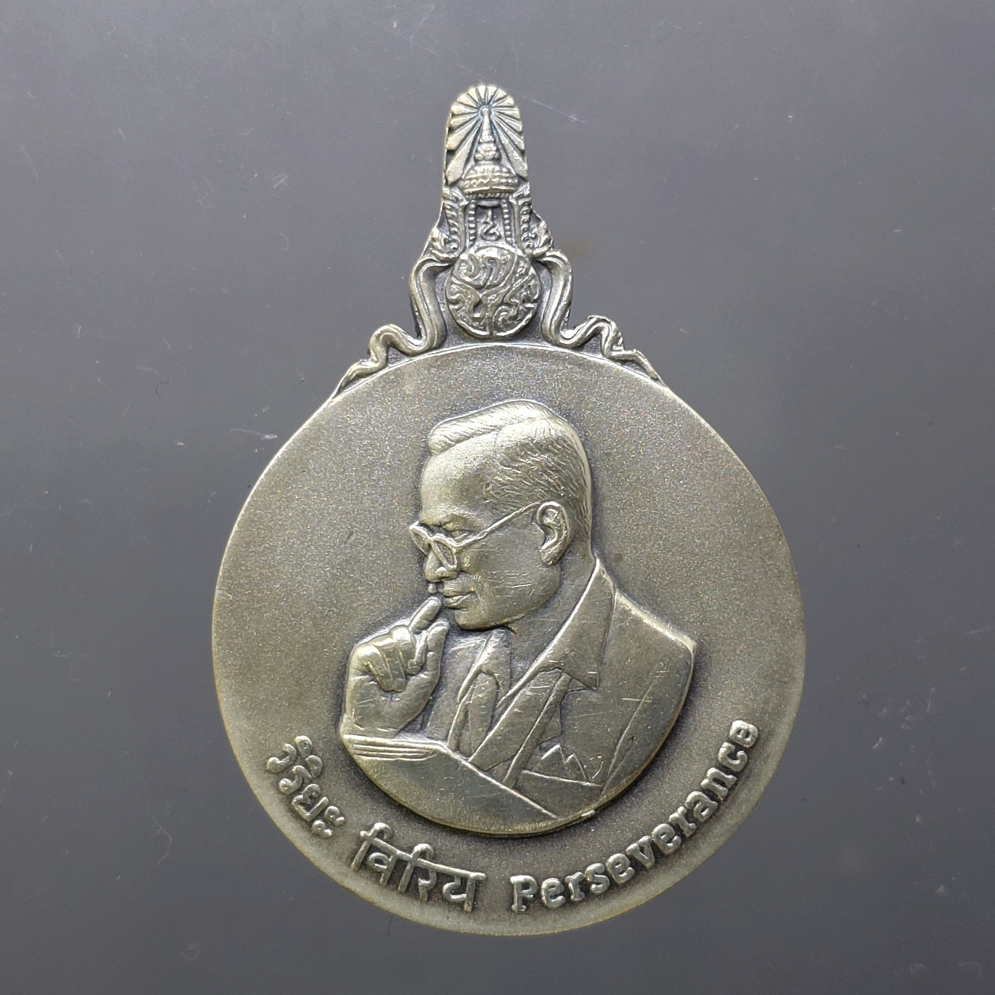 เหรียญพระมหาชนก ครบชุดทองคำ พิมพ์ใหญ่ (เนื้อทองคำ เนื้อนาก เนื้อเงิน ) บล็อก ป ขาด นิยม พร้อมหนังสือ พ.ศ.2539 สภาพสวย แท้ ดูง่าย