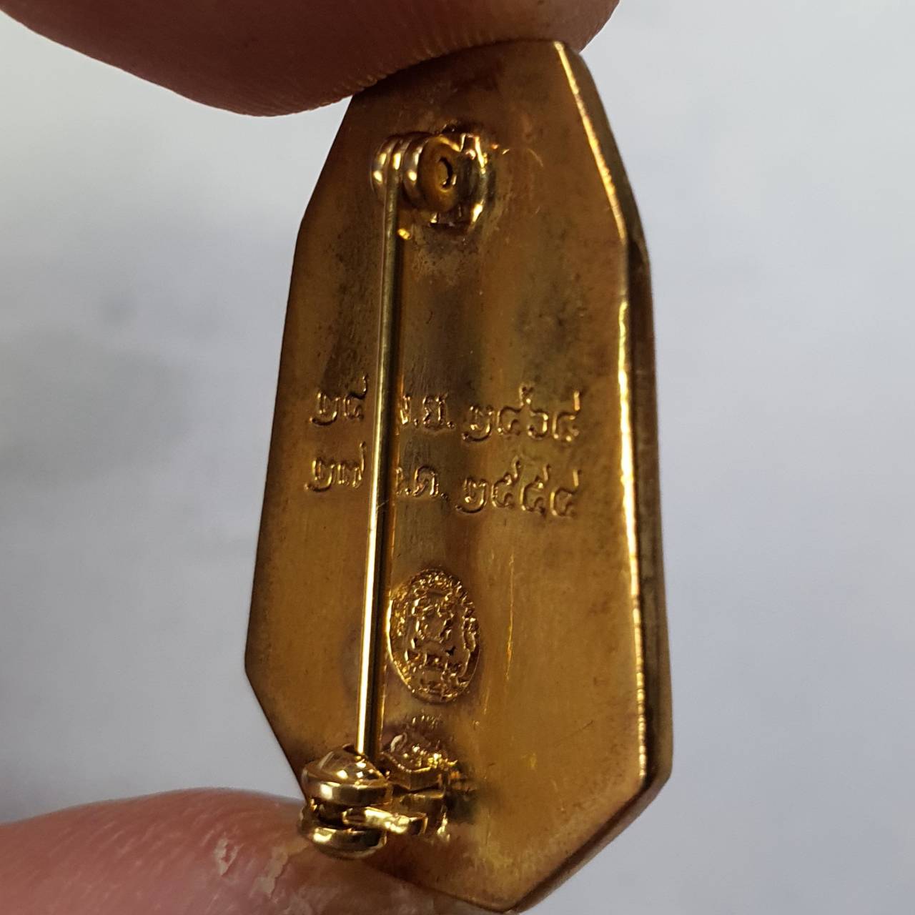 เข็มกลัด เข็มที่ระลึก พระราชพิธีพระราชทานเพลิงพระศพ เจ้าฟ้าเพชรรัตนฯ ปี2555 พร้อมกล่อง