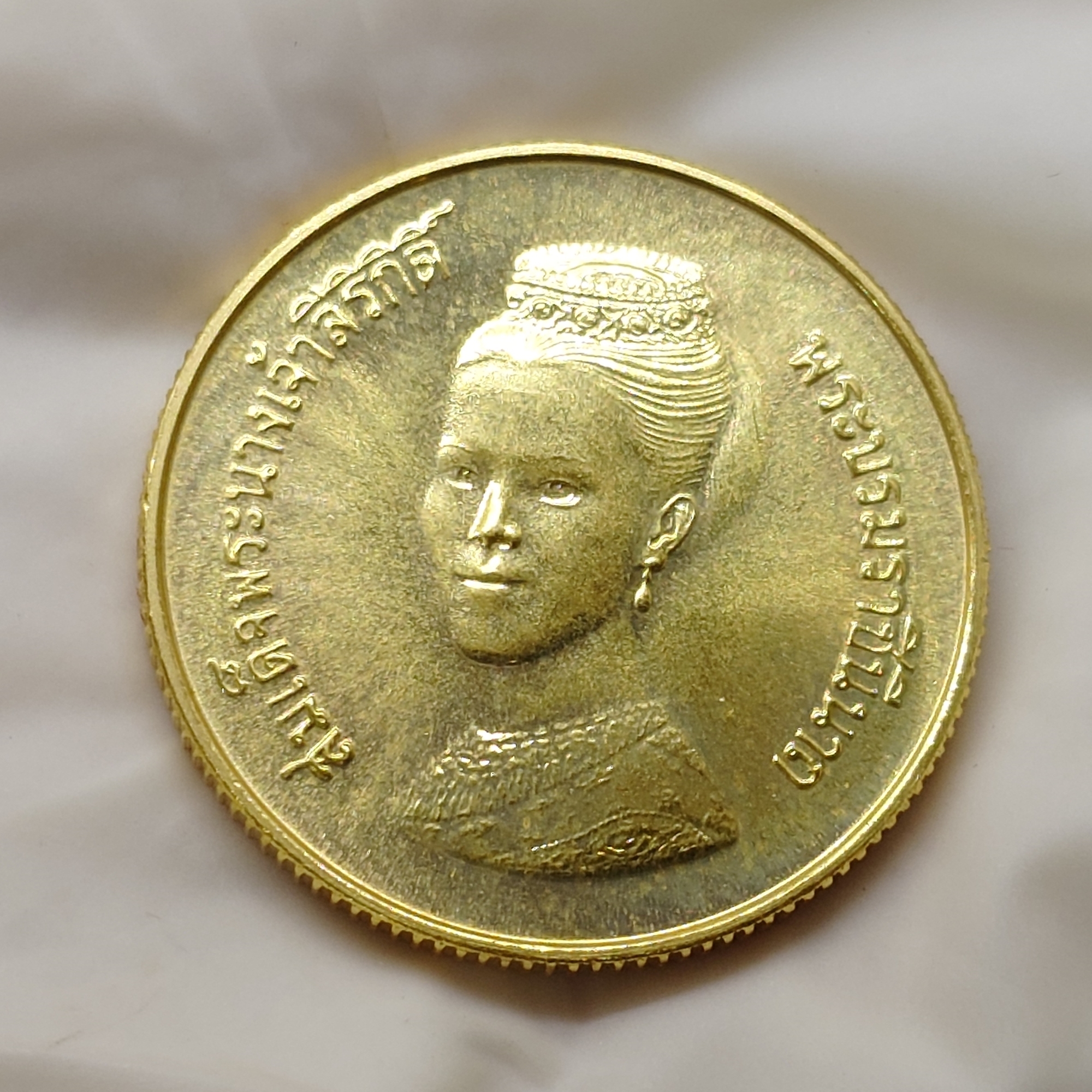 เหรียญทองคำ 9000 บาท (หนัก 12 กรัม) ที่ระลึกอัญเชิญพระฉายาสาทิสลักษณ์ ราชินี ลงบนเหรียญ CERES พ.ศ.2523 วาระนิยม