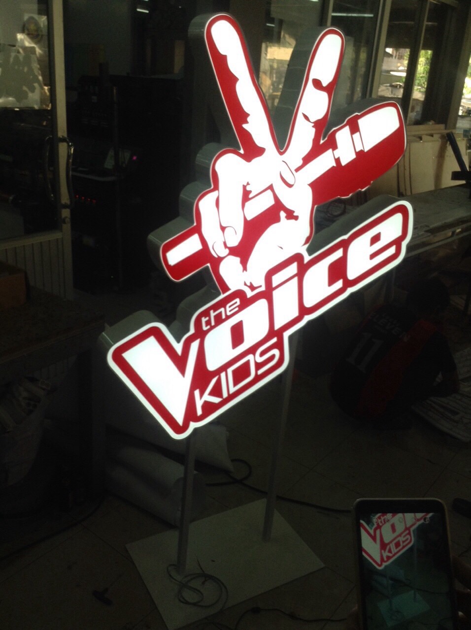 ป้ายโลโก้แอลอีดีขอบอลูมิเนียมสีขาว งานTHE VOICE KIDS