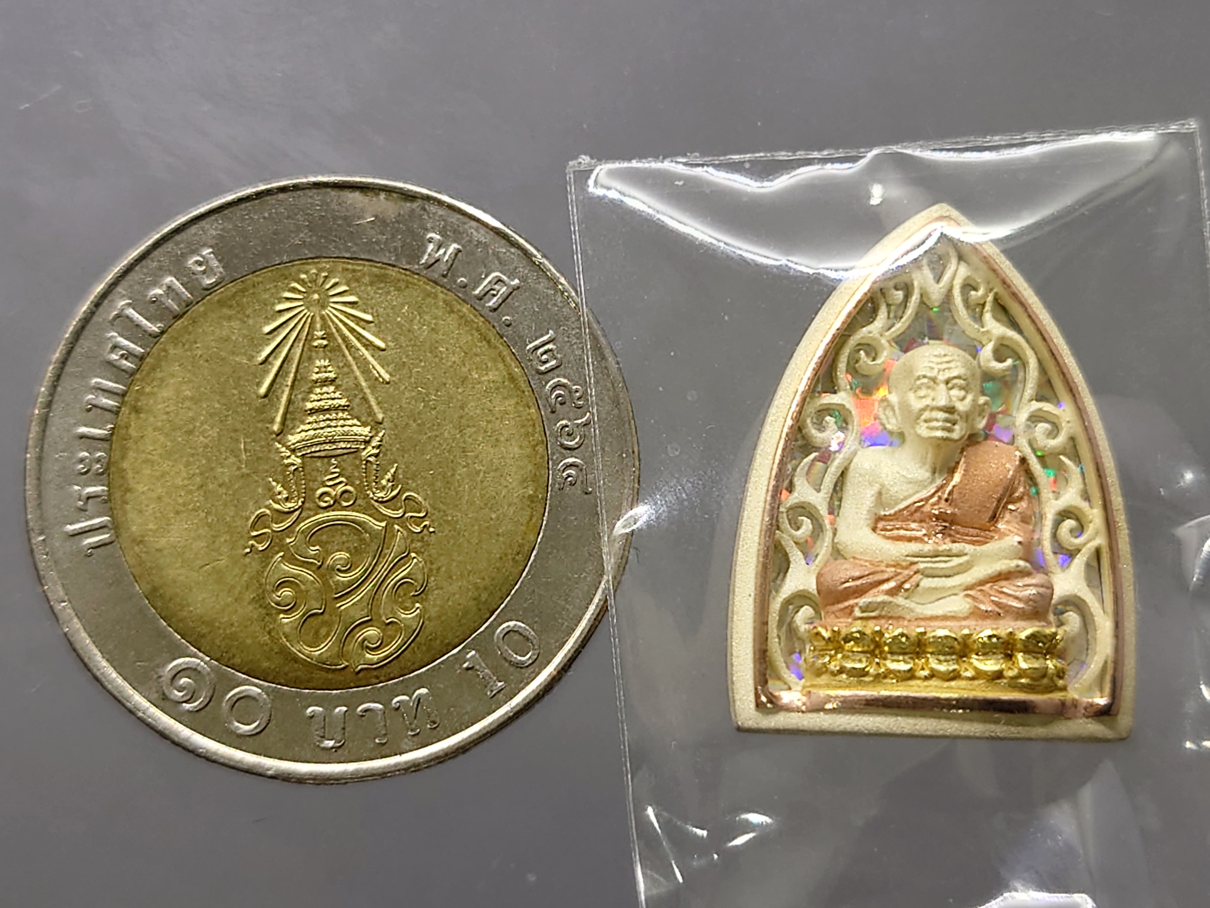 เหรียญหลวงปู่ทวด เนื้อเงิน 3 K รุ่นมงคลบารมี วัดประสาทบุญญาวาส พ.ศ.2545 พิมพ์สามเหลี่ยม ขนาดสูง 2.3 เซ็น พร้อมกล่องเดิม