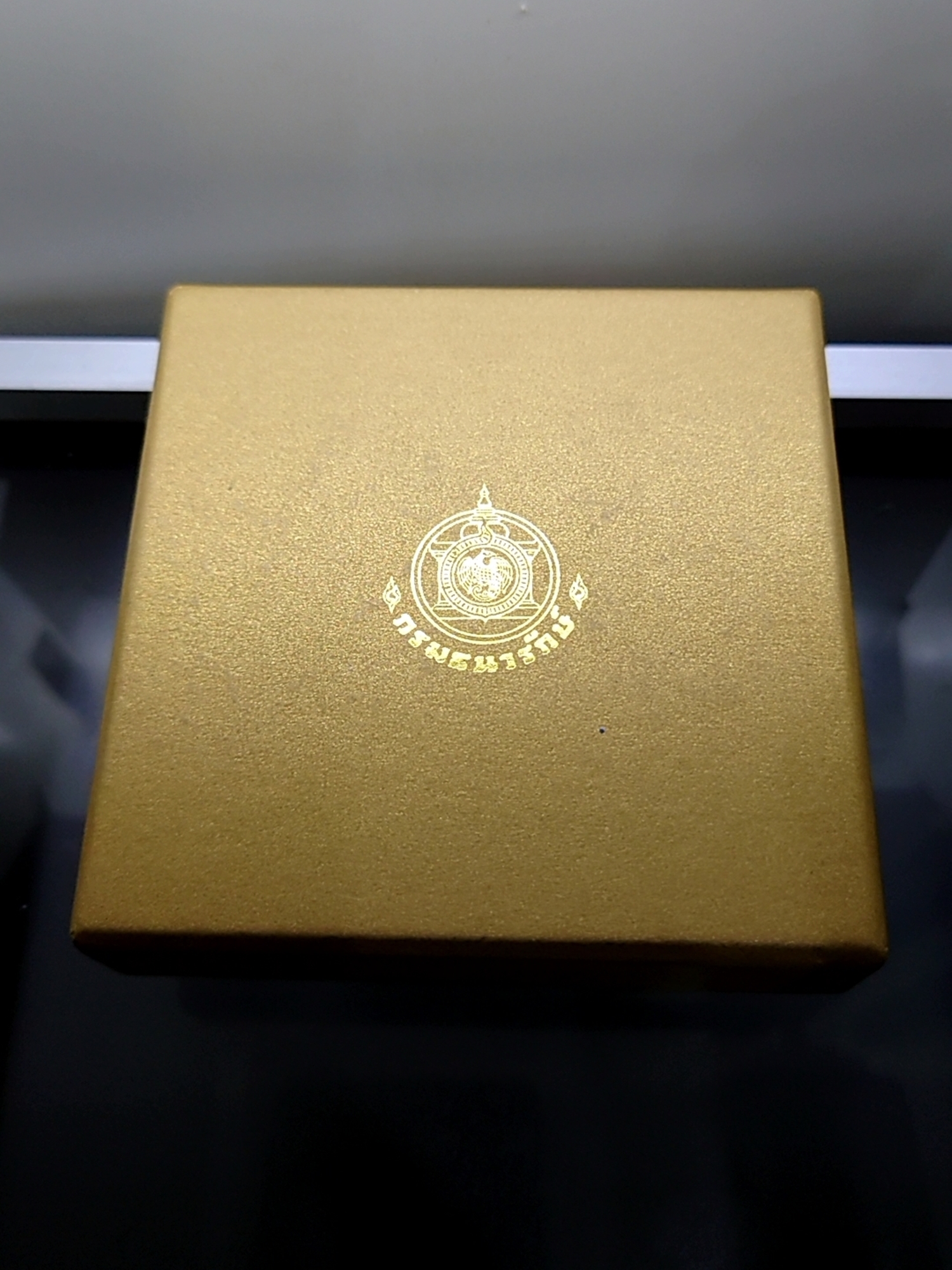 เหรียญทองคำขัดเงา 16000 บาท (ทอง 96.5% หนัก 1 บาท) ที่ระลึก 5 รอบ รัชกาลที่ 10 พ.ศ.2555 อุปกรณ์ครบ