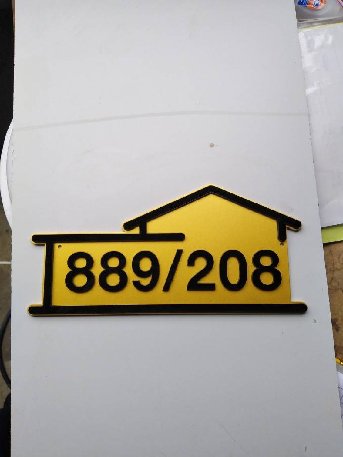 งานป้ายบ้านเลขที่ พื้นที่ทอง ตัวอักษรสีดำ ไดคัทตามรูปทรงบ้าน