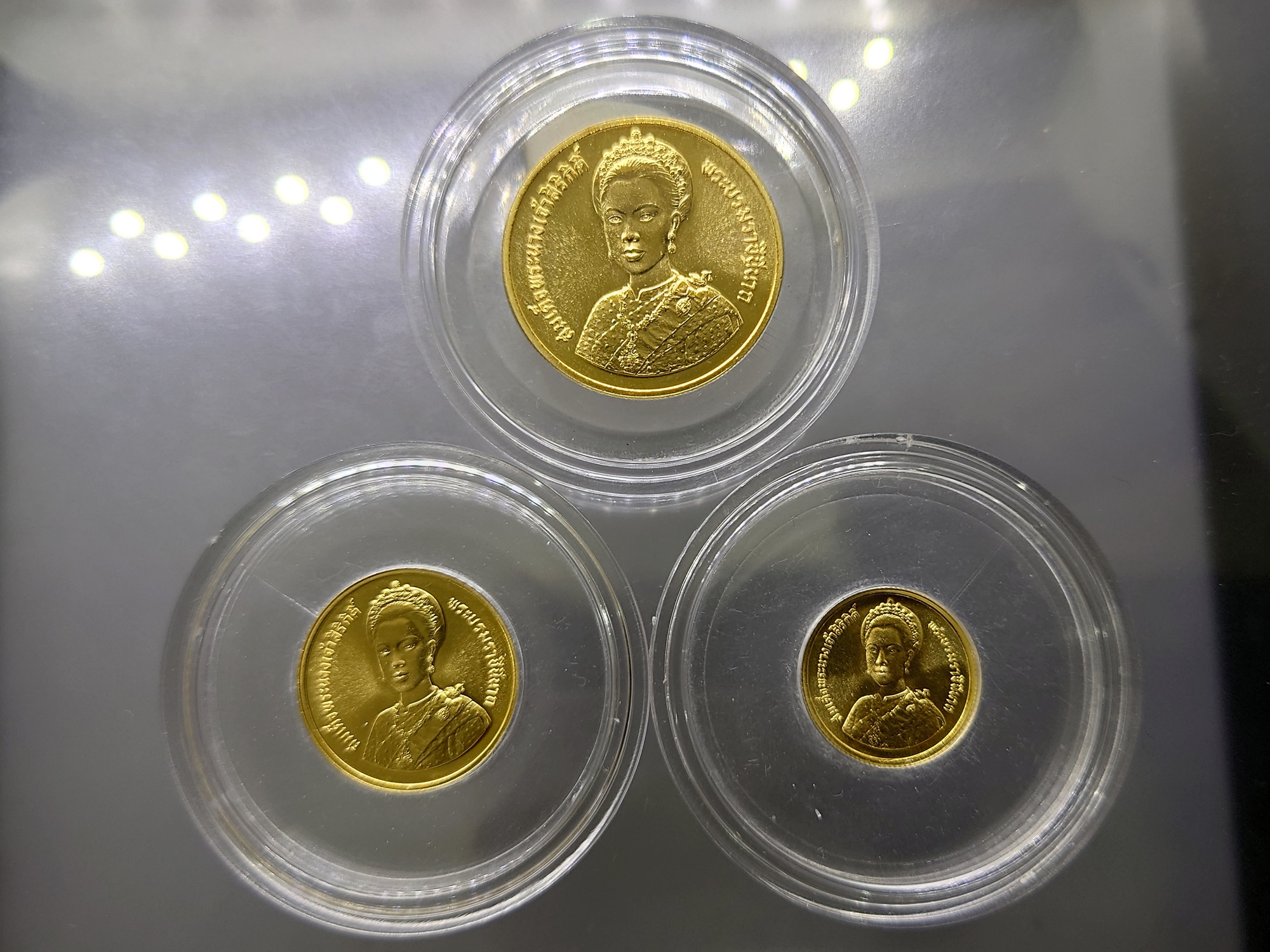 เหรียญทองคำครบชุด หน้าเหรียญ 1500-3000-6000 บาท ที่ระลึกเฉลิมพระชนมพรรษา 5 รอบ ราชินี พ.ศ.2535