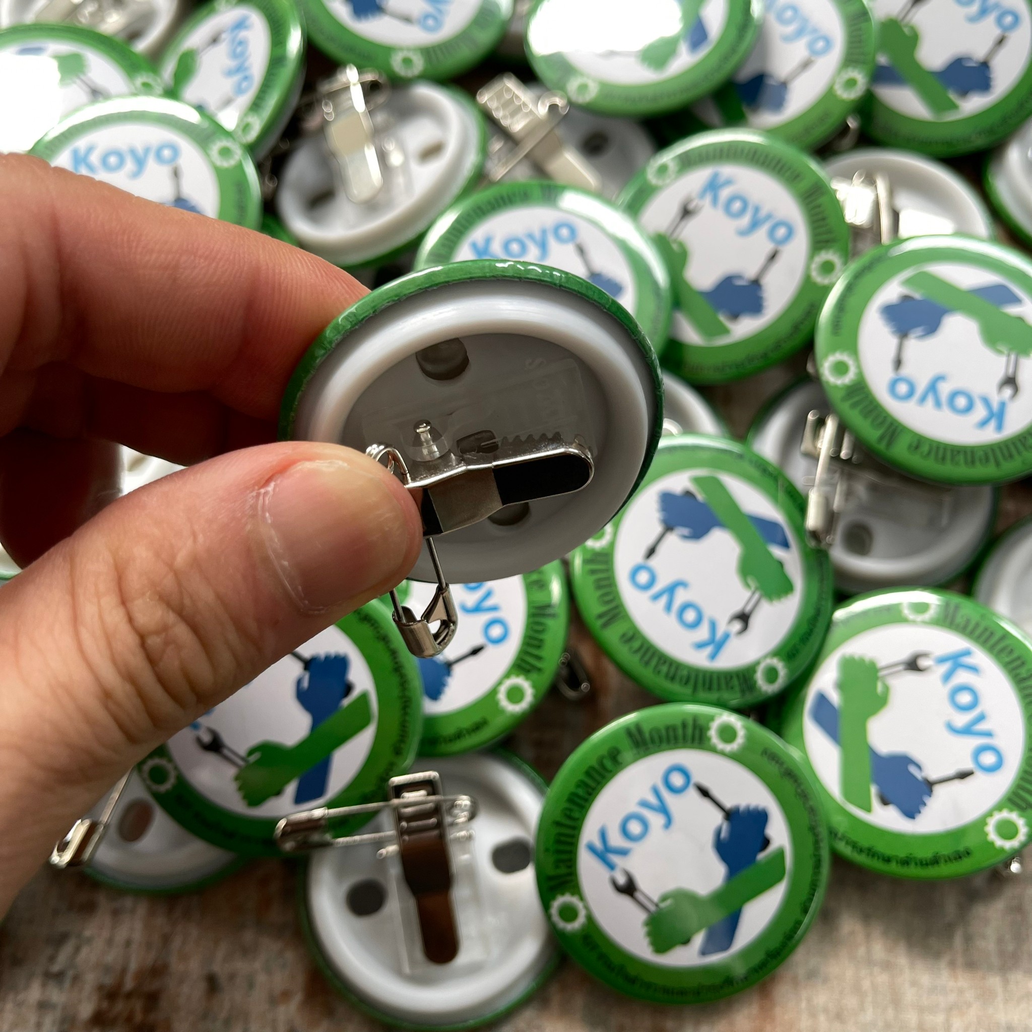 เข็มกลัดแบบคลิปหนีบเสื้อ เข็มกลัดสำหรับใช้ในโรงงาน เข็มกลัดปากจระเข้หนีบกระเป๋าได้