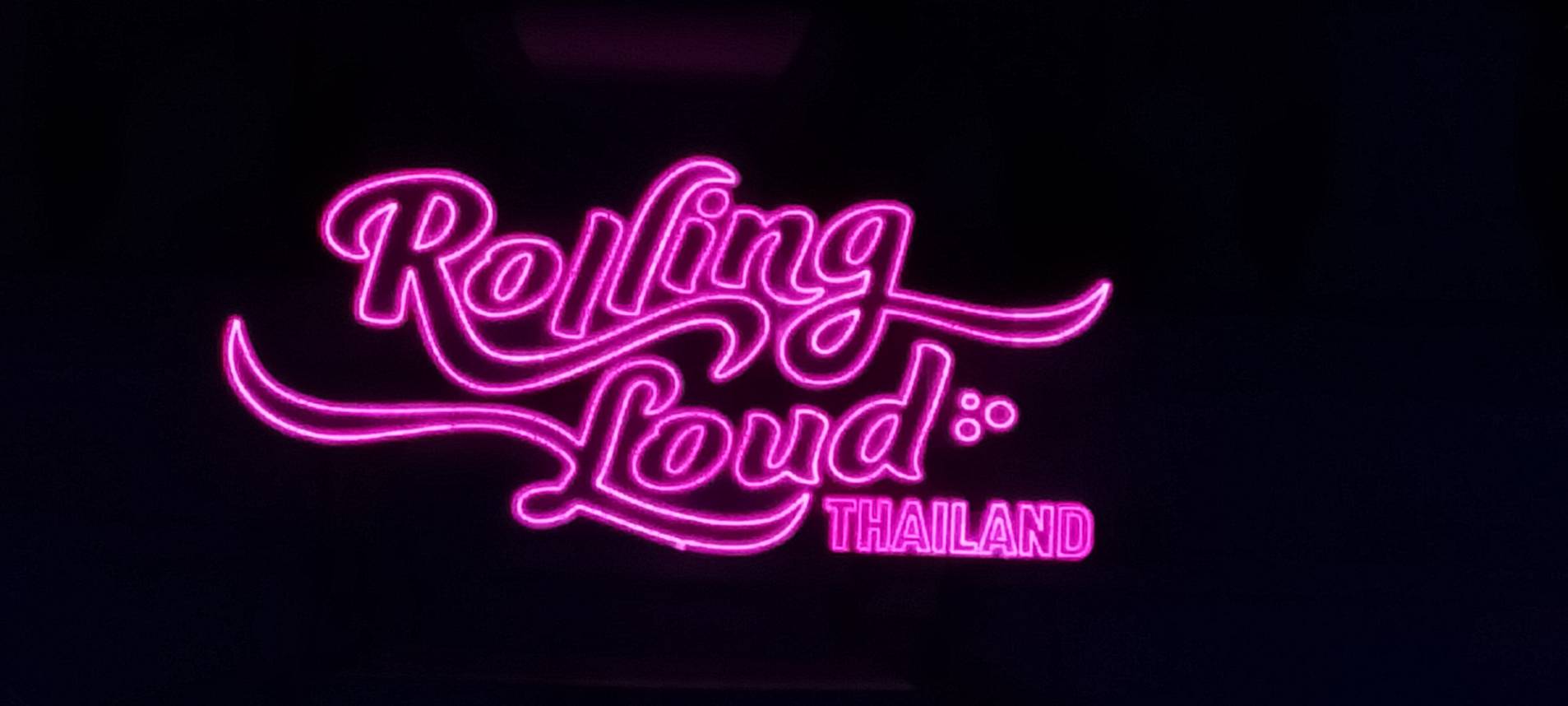 ป้ายไฟนีออน "Rolling Loud THAILAND"