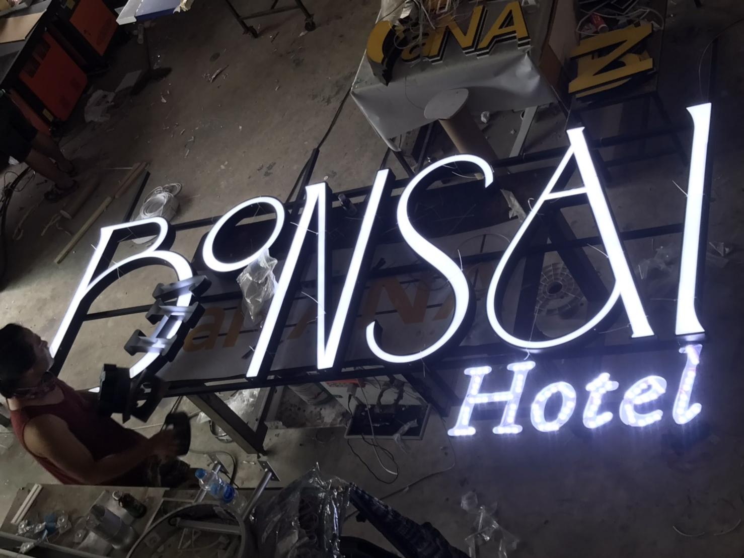 งานป้ายตัวอักษรไฟออกหน้าแอลอีดีพร้อมโครงเหล็ก งานป้ายชื่อโรงแรม BONSAI HOTEL